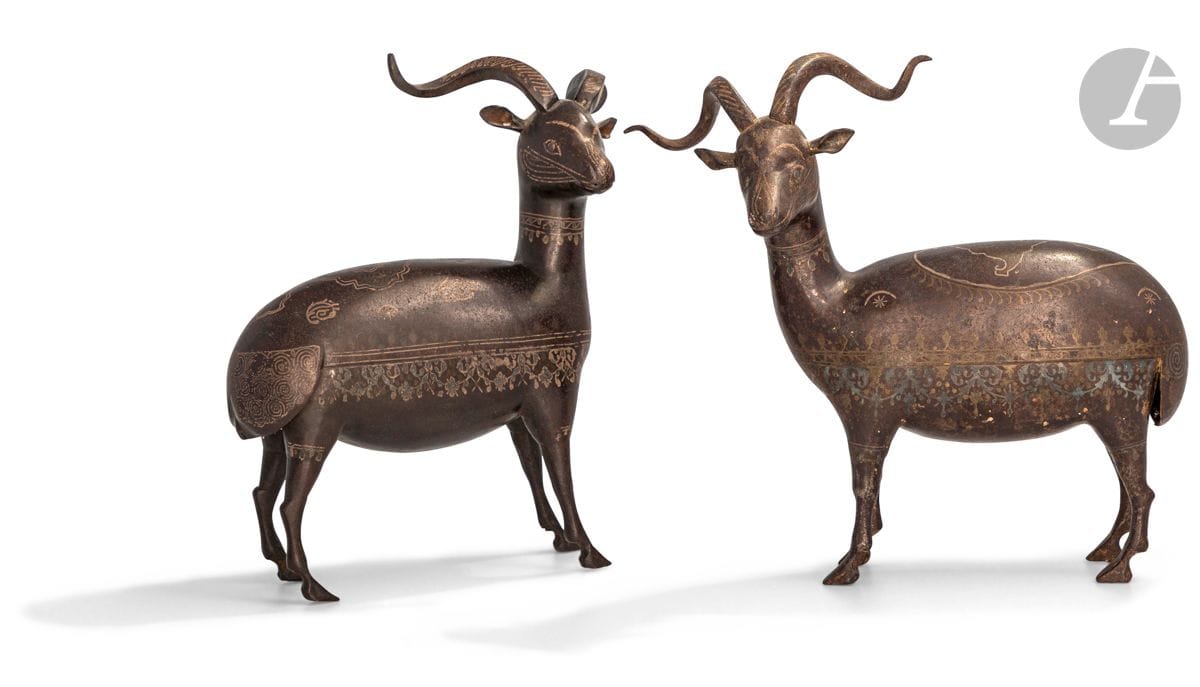 Paire de béliers en acier damasquiné, Iran qâjâr, XIXe siècle
Deux rondes-bosses en acier à décor damasquiné d’argent et de laiton figurant chacune un bélier orné de médaillons à fleurons et guirlandes florales.
Hauteur : 25 cm ; Longueur : 25 cm
(Traces d’oxydation)