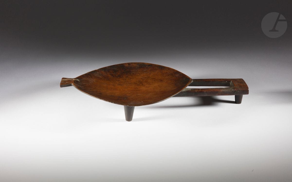 
Belle et ancienne coupe tripode, plat à huile sedre ni waiwai.



Bois, très belle patine d’usage.



Iles Fidji.



Hauteur : 25 cm ; Longueur : 42,5 cm



(Accident visible à une extrémité, pièce manquante, un pied restauré)
