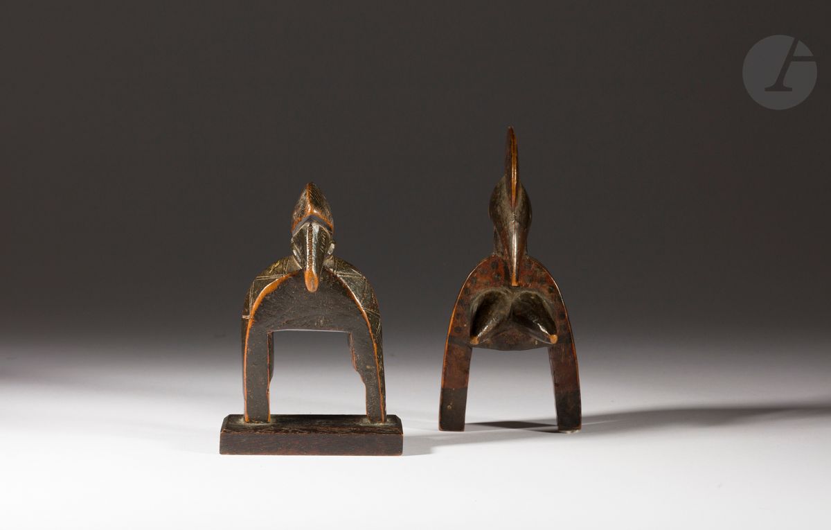 Lot réunissant deux jolis étriers de poulies de métier à tisser en forme d’oiseaux.
Bois, très belles patines d’usage, polychromie.
Sénoufo, Côte d’Ivoire. 
Hauteur : 17,5 cm et 13 cm

Etiquette avec numéro 15.

Provenance :
Acquis en 1965.