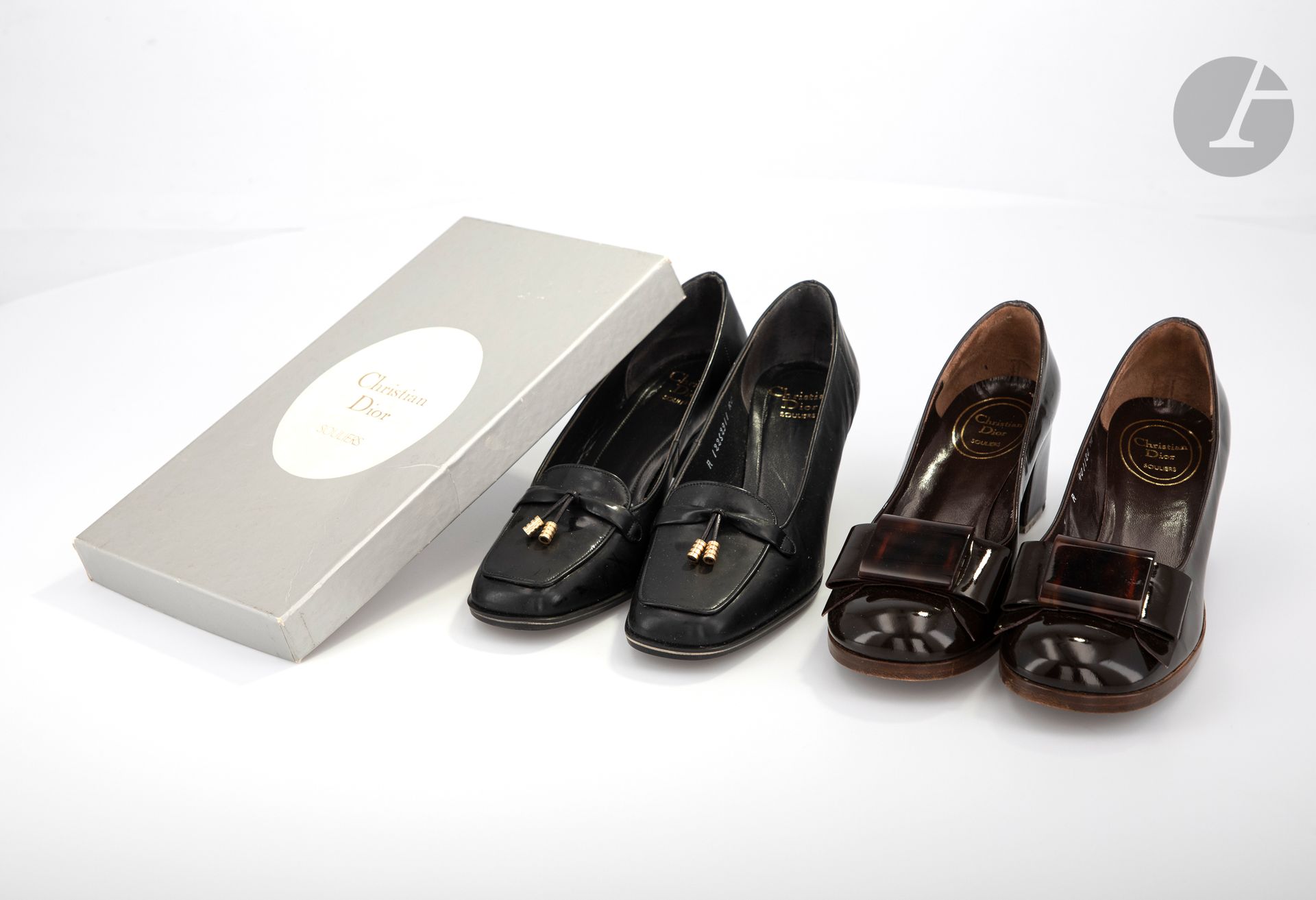 Christian DIOR Souliers

2 paires d'escarpins, l'une vernis marron et  l'autre en cuir noir (bonbouts à refaire). T. 37.

Dans leur boîte.