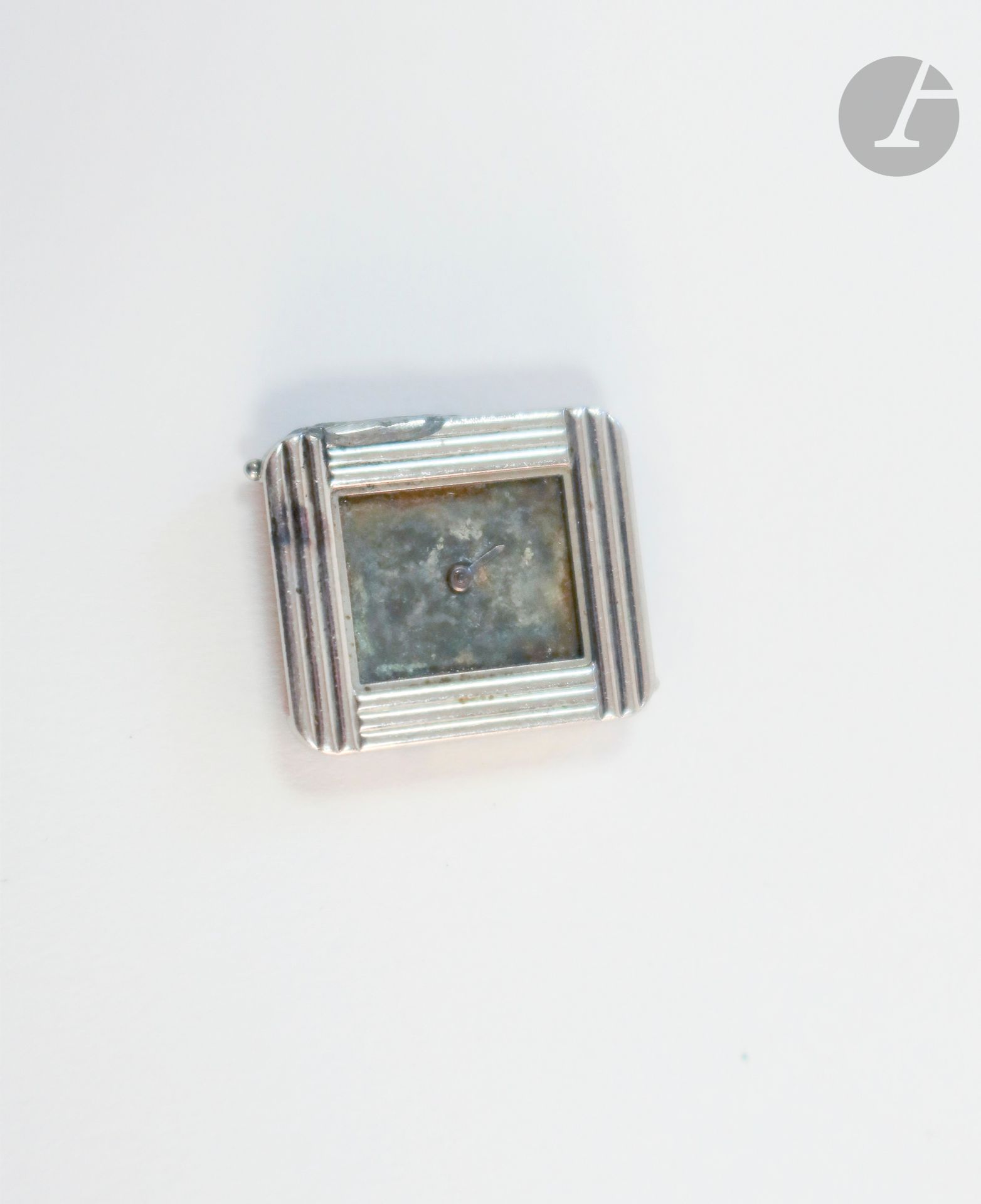 POIRAY

Bracelet watch for woman in platinum (950). Dial and movement out of order. The watch cannot be repaired, sold as is. Gross weight : 28,4 g

Missing bracelet.