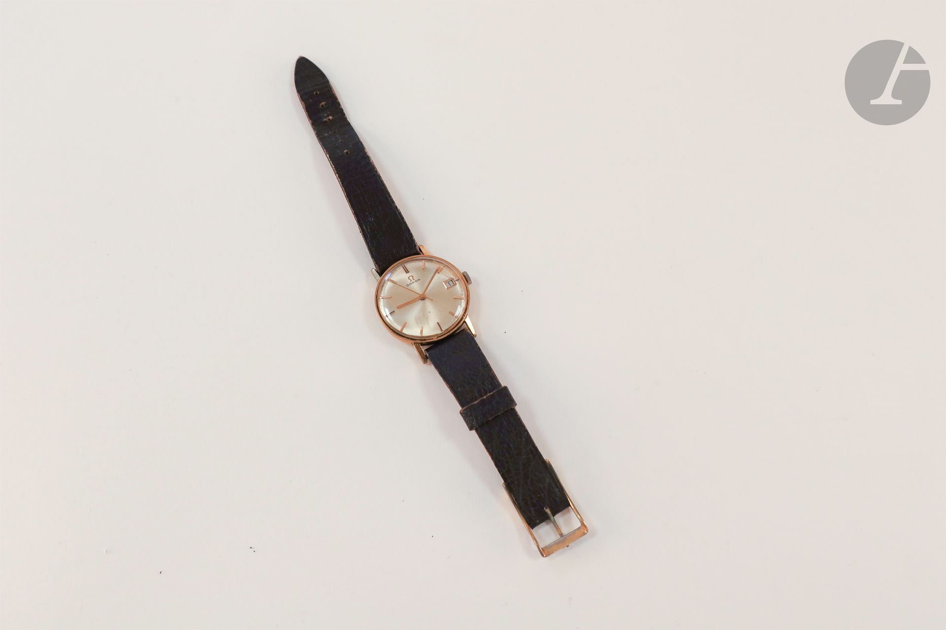 OMEGA vers 1960

Montre bracelet pour homme en métal doré, cadran blanc date par guichet à 3H, mouvement à remontage mécanique, bracelet cuir rapporté.