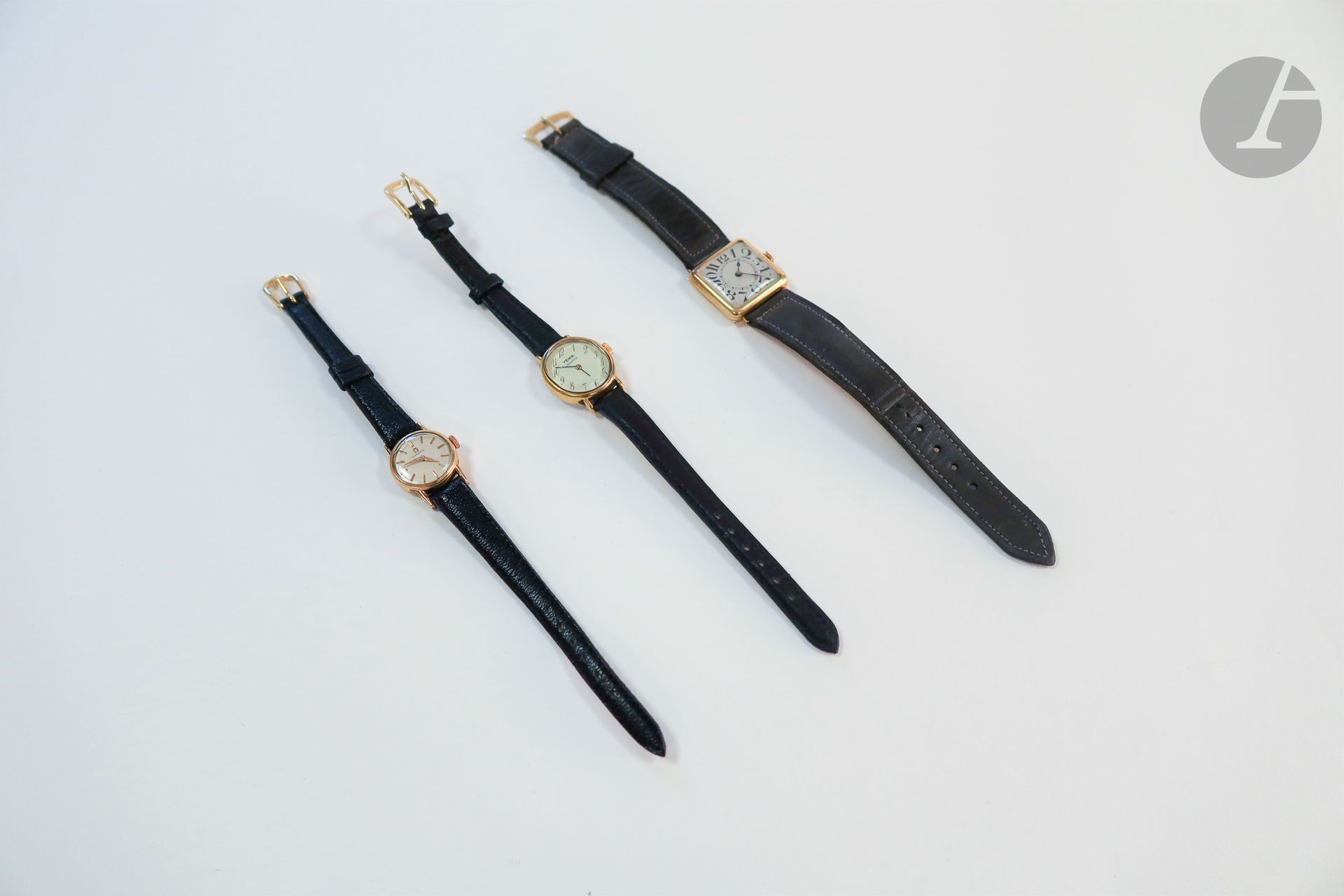 Lot composé de 3 montres bracelet pour femme dont deux en or 18K (750), une OMEGA et une AUDEMARS FRERES. On y joint une montre YEMA. Poids brut des montres en or : 35 g