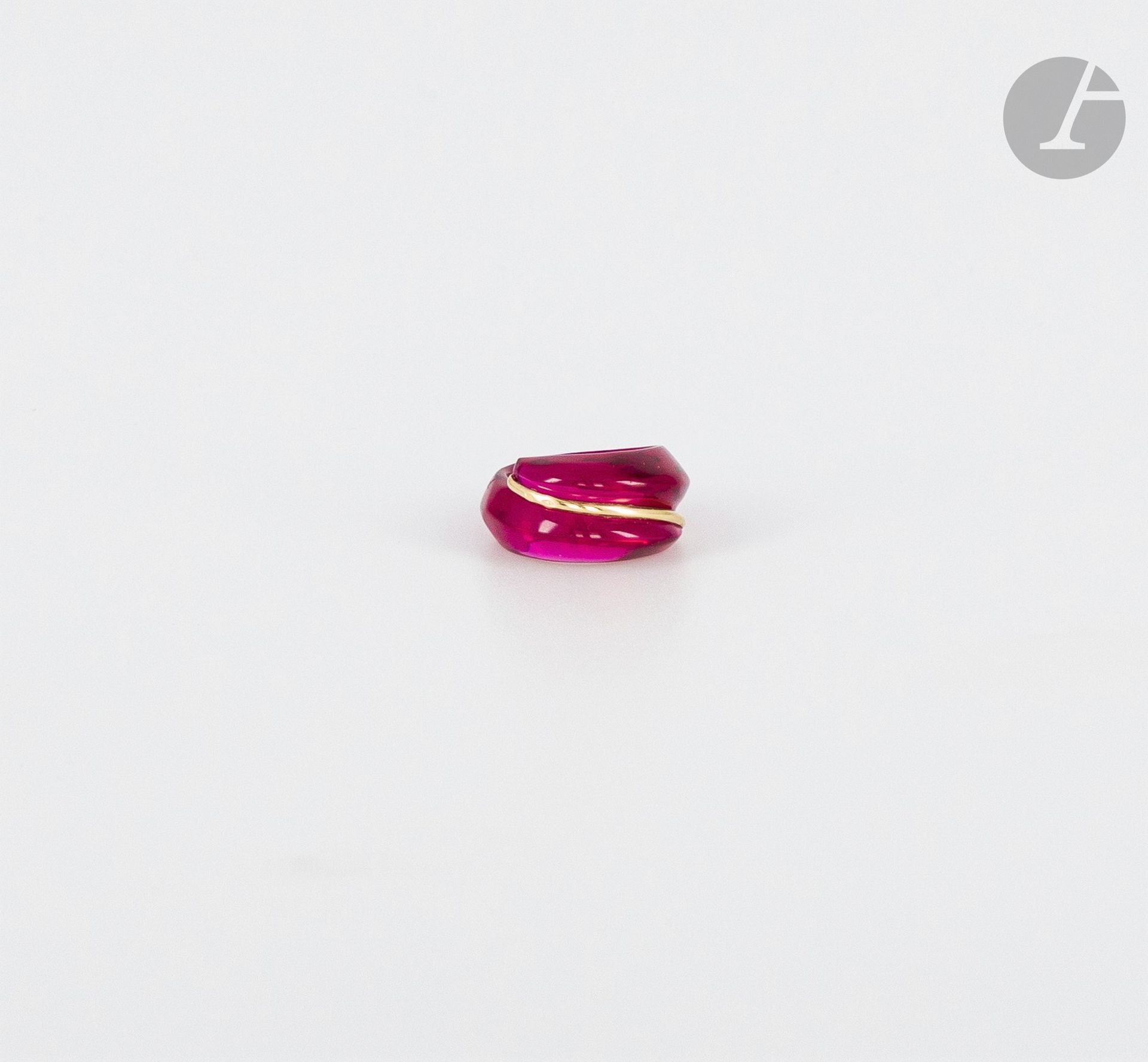 BACCARAT

Bague en cristal rouge sertie d'une ligne d'or 18K (750). Signée. Tour de doigt : 51. Poids brut : 7,6 g (usures)