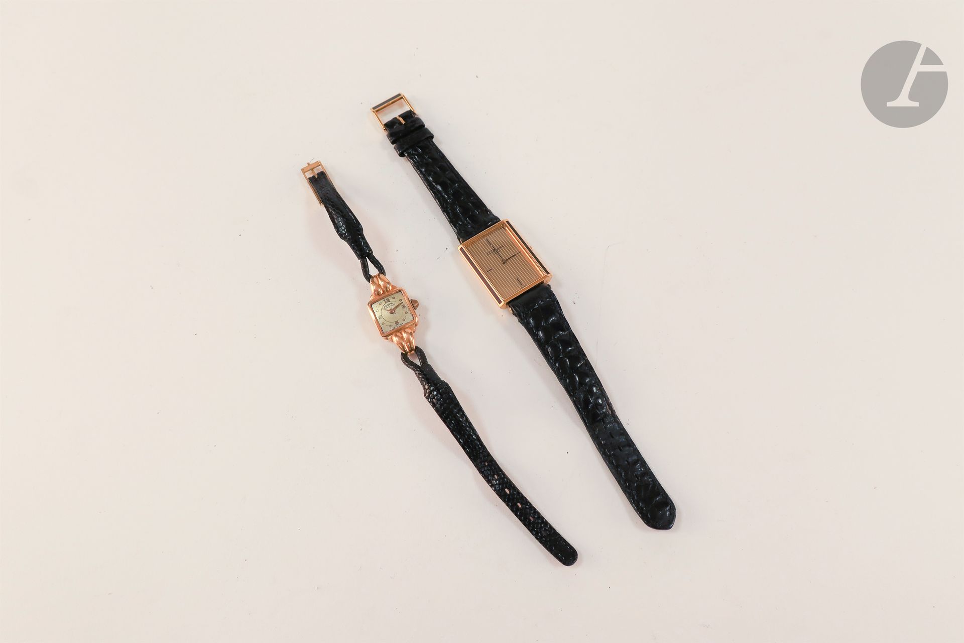 DUPONT N° 82 DAH 66

Gilt metal wristwatch for men, gilt dial, quartz movement (battery not verified), leather strap.

Attached is a ladies' watch in 18K (750) gold, leather strap. Gross weight : 11,4 g