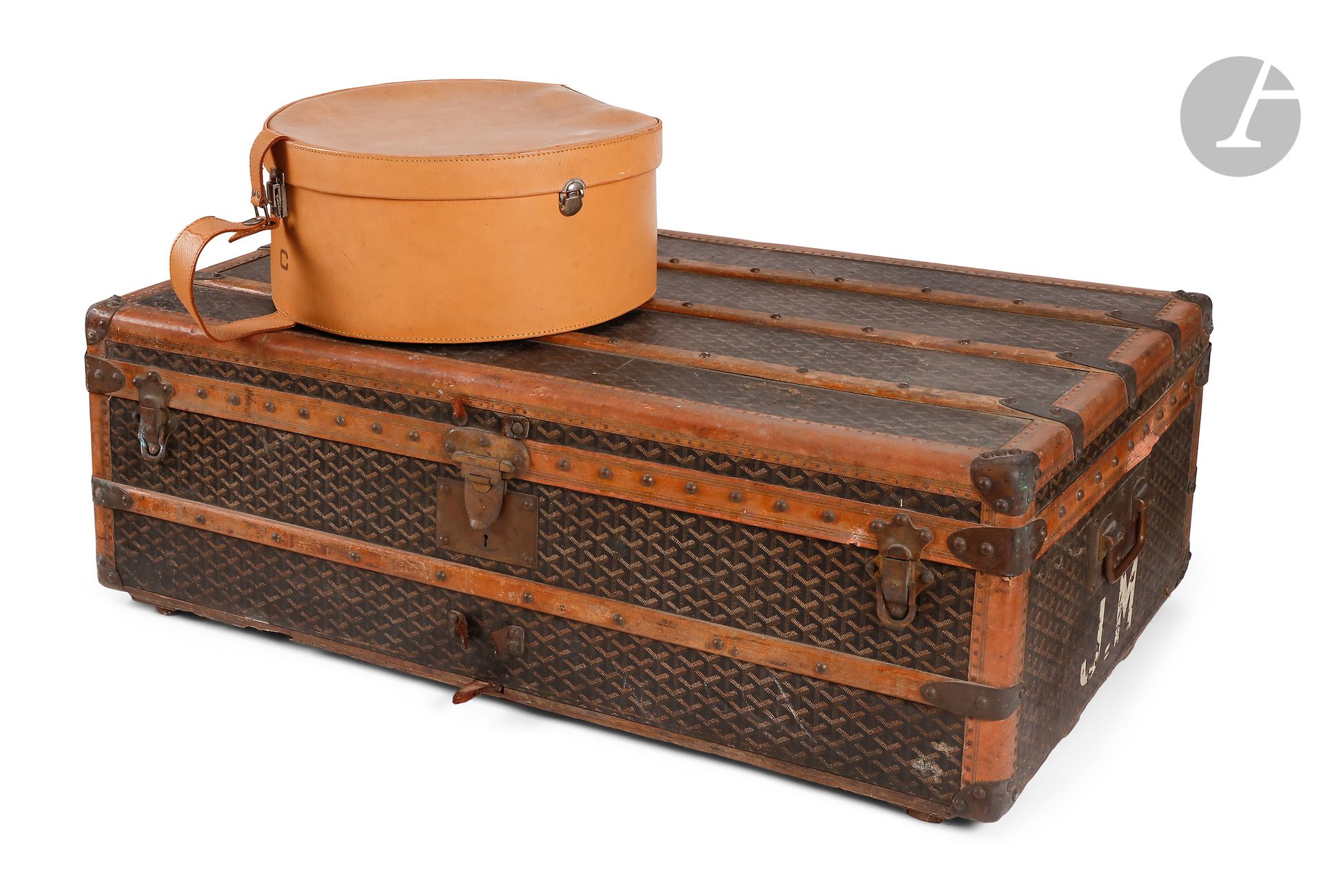 GOYARD - 233 Rue St Honoré

Cabin trunk in Goyardine canvas, lozined borders, brass trim, interior padded with a frame, J.M. figure on both sides.

Size : 100 x 55 x 34 cm

(wear, accidents, missing the inner tray)

We join a hat box of the house Goyard in gold leather with long grain numbered C, 40 x 36 x 19 cm (wear)