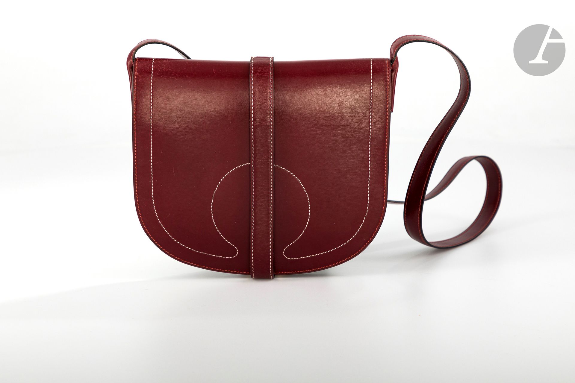 HERMèS Paris Made in France

Sac Galopade en box rouge Hermès, garniture en métal doré, bandoulière (légères traces), dans sa housse.

Dim : 21 x 19 cm