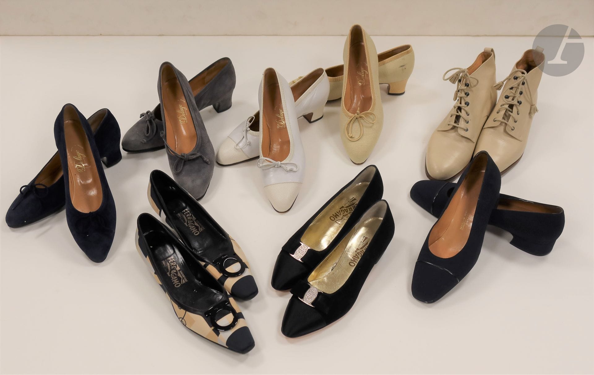 FERRAGAMO, DELAGE et HAREL

Lot de 8 paires de souliers, 2 Ferragamo, 1 Harel, le reste Delage. T. 37,5, avec embauchoirs en bois.
