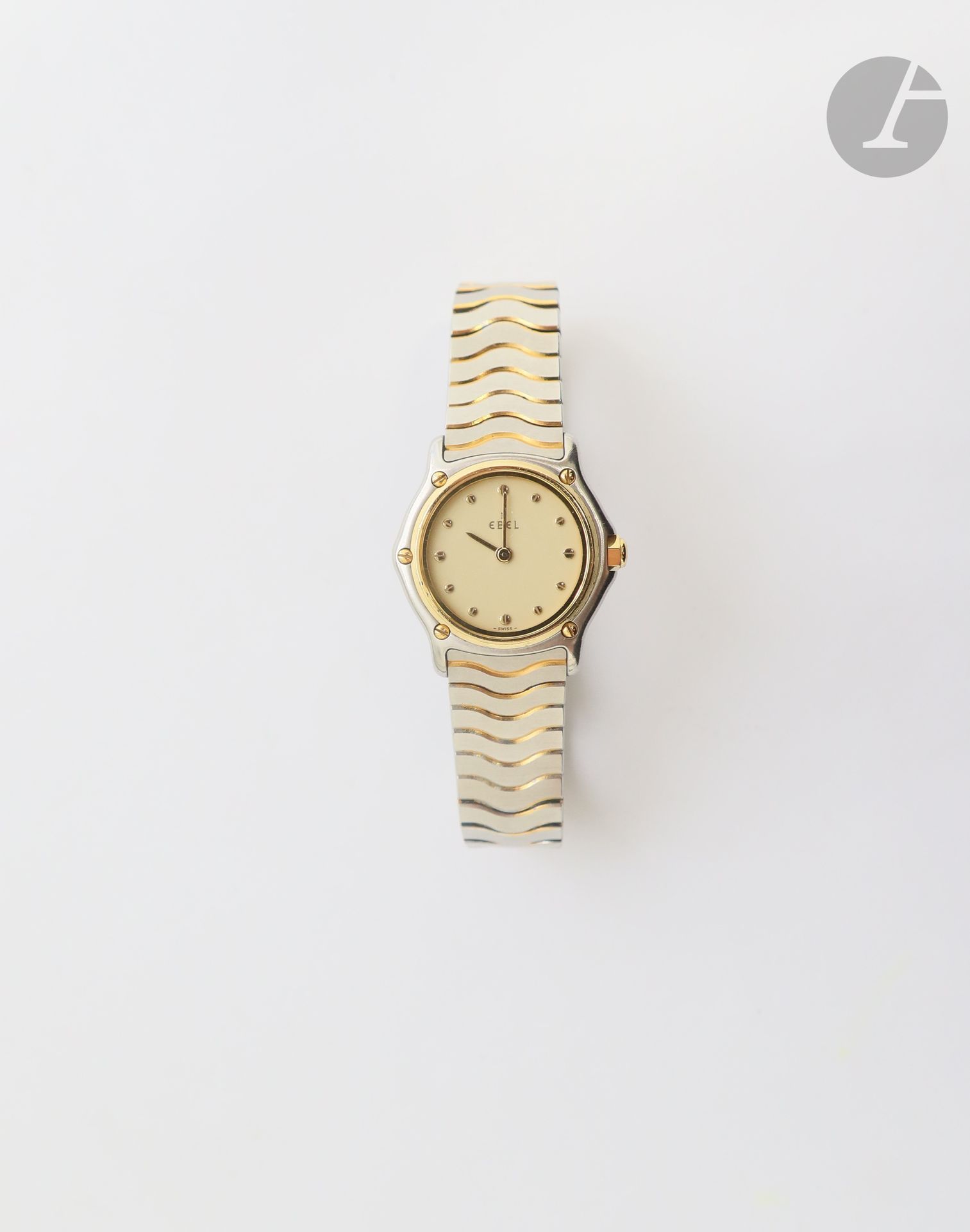 EBEL N°18166696

Montre bracelet pour femme en métal doré et acier, cadran doré, mouvement quartz (pile non vérifiée), bracelet intégré signé.