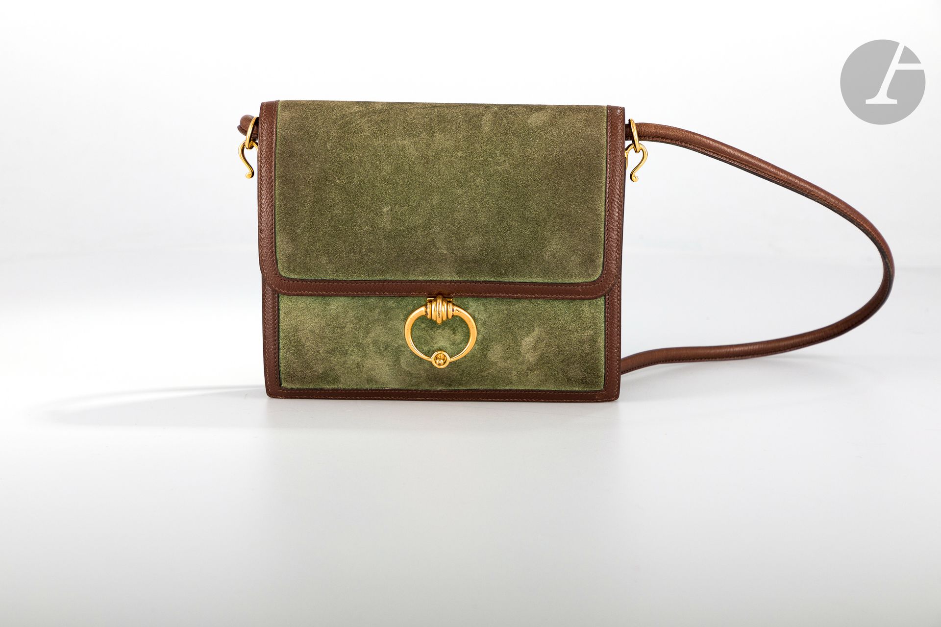 HERMèS Paris Made in France

Sac Sequana en veau doblis vert amande et veau Courchevel marron, garniture en métal doré, bandoulière, dans sa housse.

Dim. : 22 x 19 cm

(salissures au veau doblis)