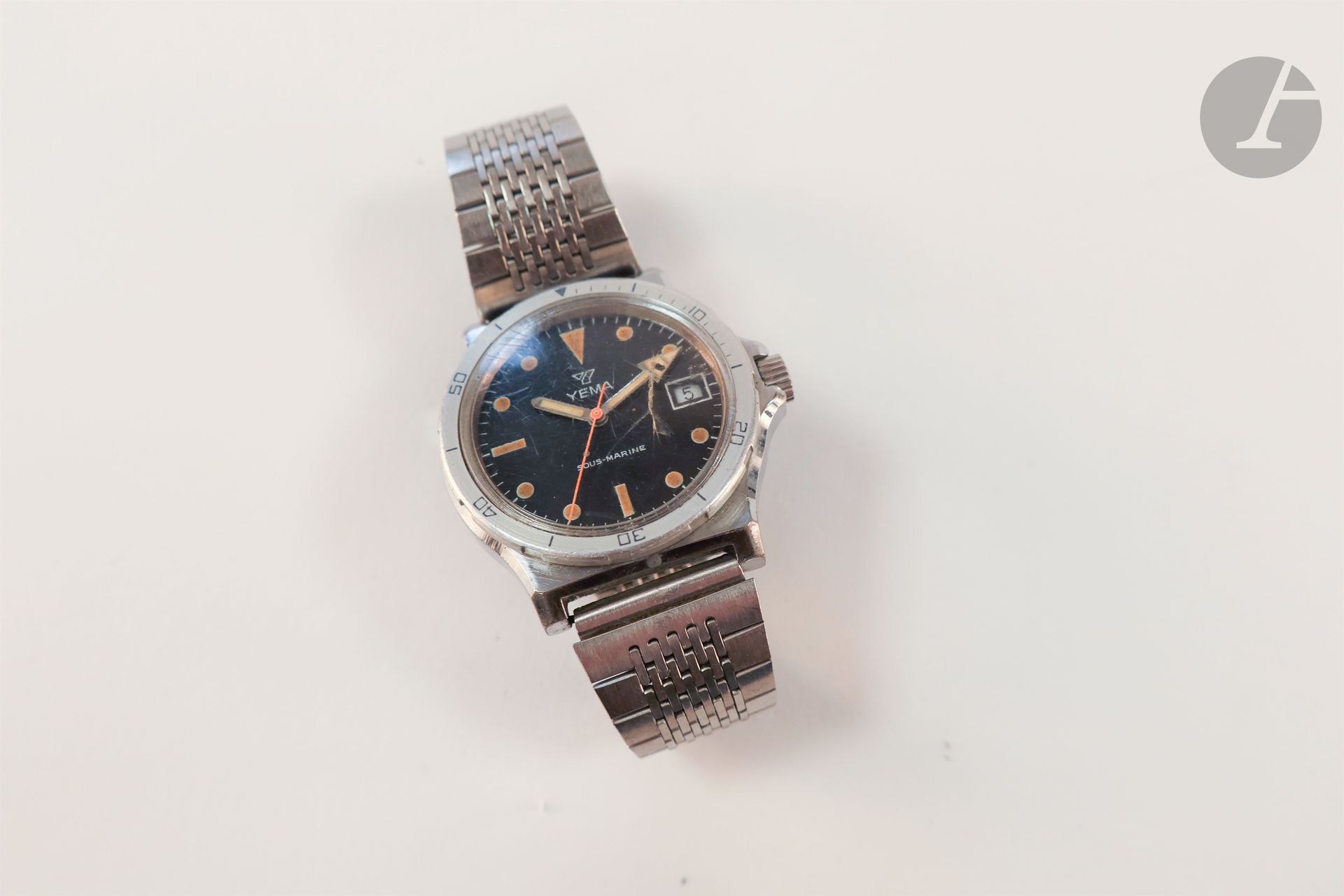YEMA circa 1970

Steel bracelet watch for men. Date dial with window at 3 o'clock, self-winding mechanical movement, stainless steel bracelet.