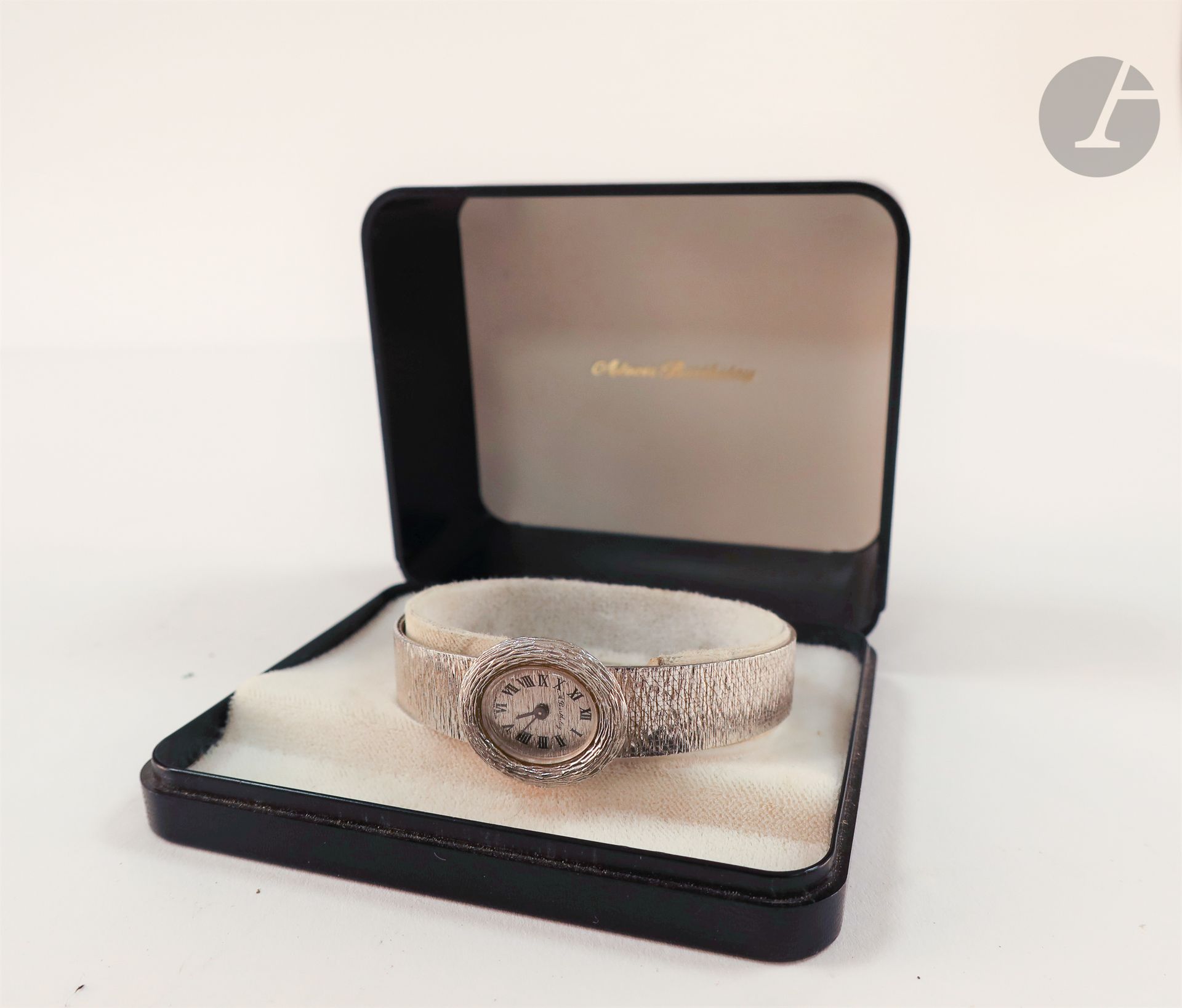 Alexis BARTHELAY

Ladies' wristwatch in 18K (750) white gold, case with bark decoration, gray dial. Mechanical winding movement, integrated 18K white gold bracelet. Gross weight : 42,6 g