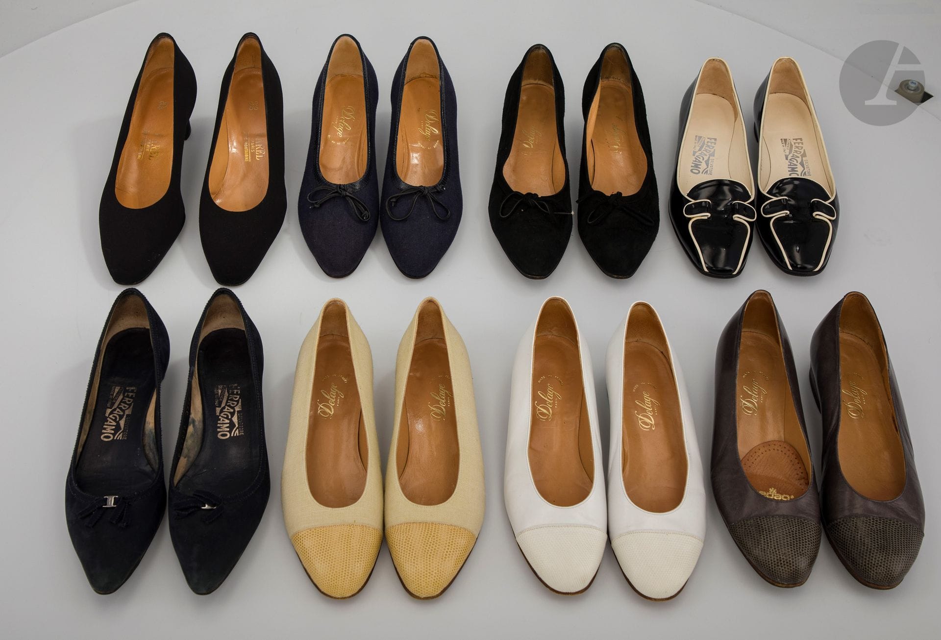 FERRAGAMO, DELAGE et HAREL. 

Lot de 8 paires de souliers, 2 Ferragamo, 1 Harel, le reste Delage. T. 37,5, avec embauchoirs en bois.