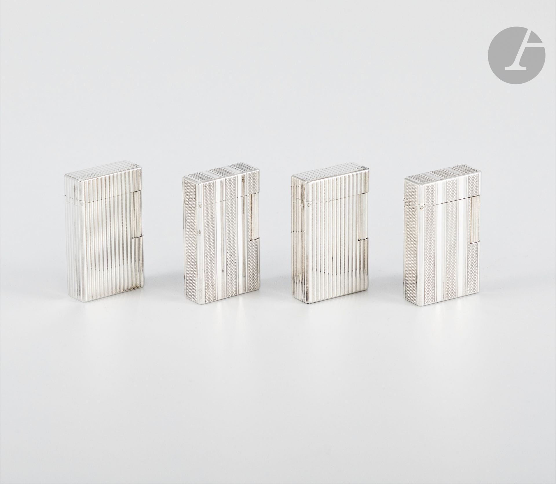 DUPONT

Lot de 4 briquets en métal. Conservés chacun dans leur écrin. Signés