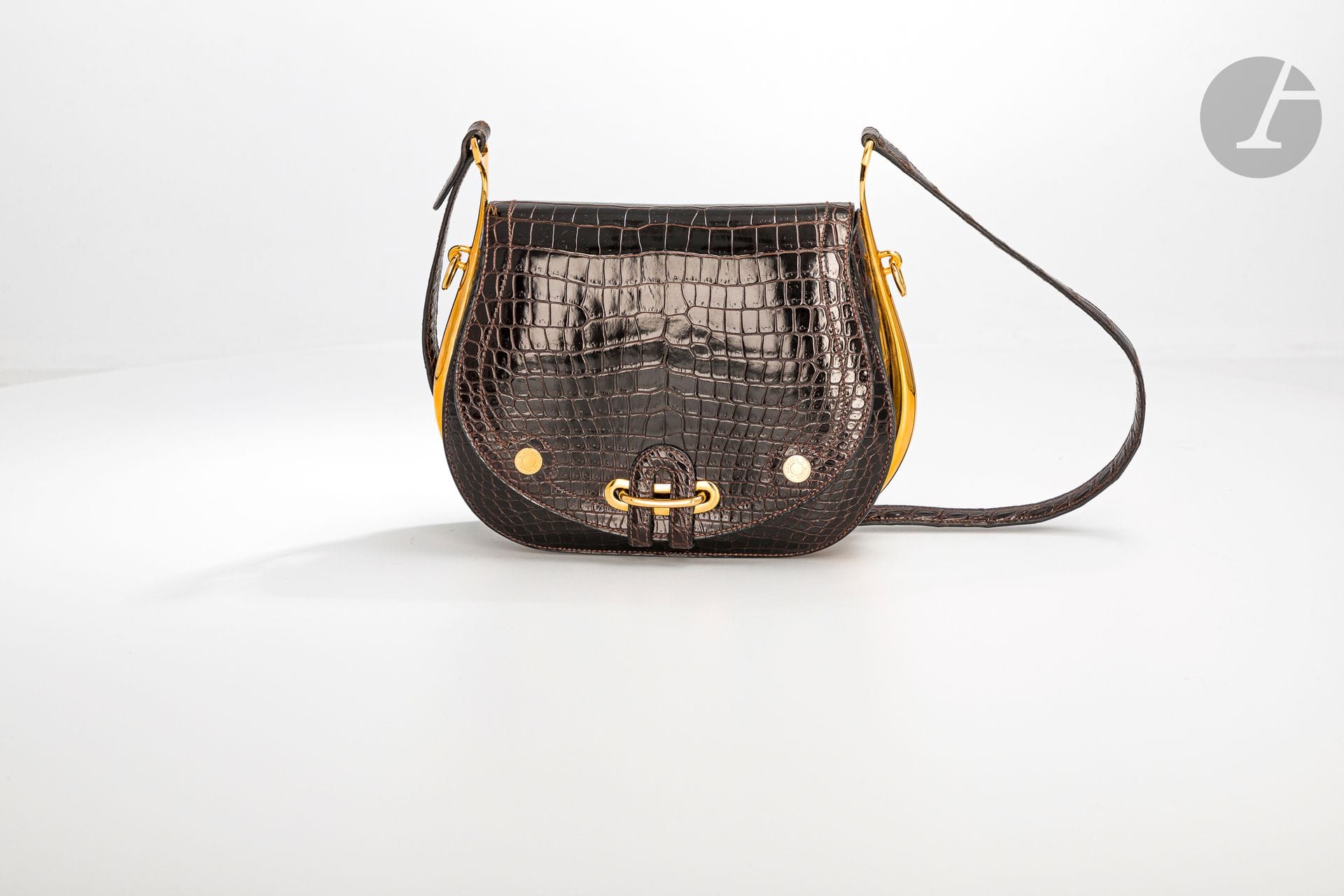 *HERMèS Paris Made in France

Sac Passe Guide en crocodile d’estuaire (crocodylus porosus) ébène, garniture en métal doré, bandoulière, dans sa housse.

Dim. : 24 x 18 cm

(très bel état, deux petites griffures au dos)