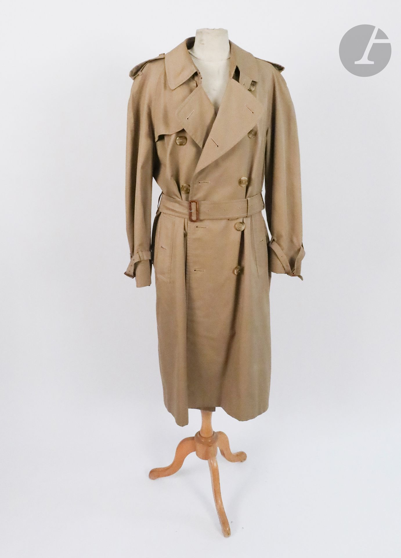 BURBERRYS’

Trench beige pour homme avec sa ceinture (salissures au col), T.52.
