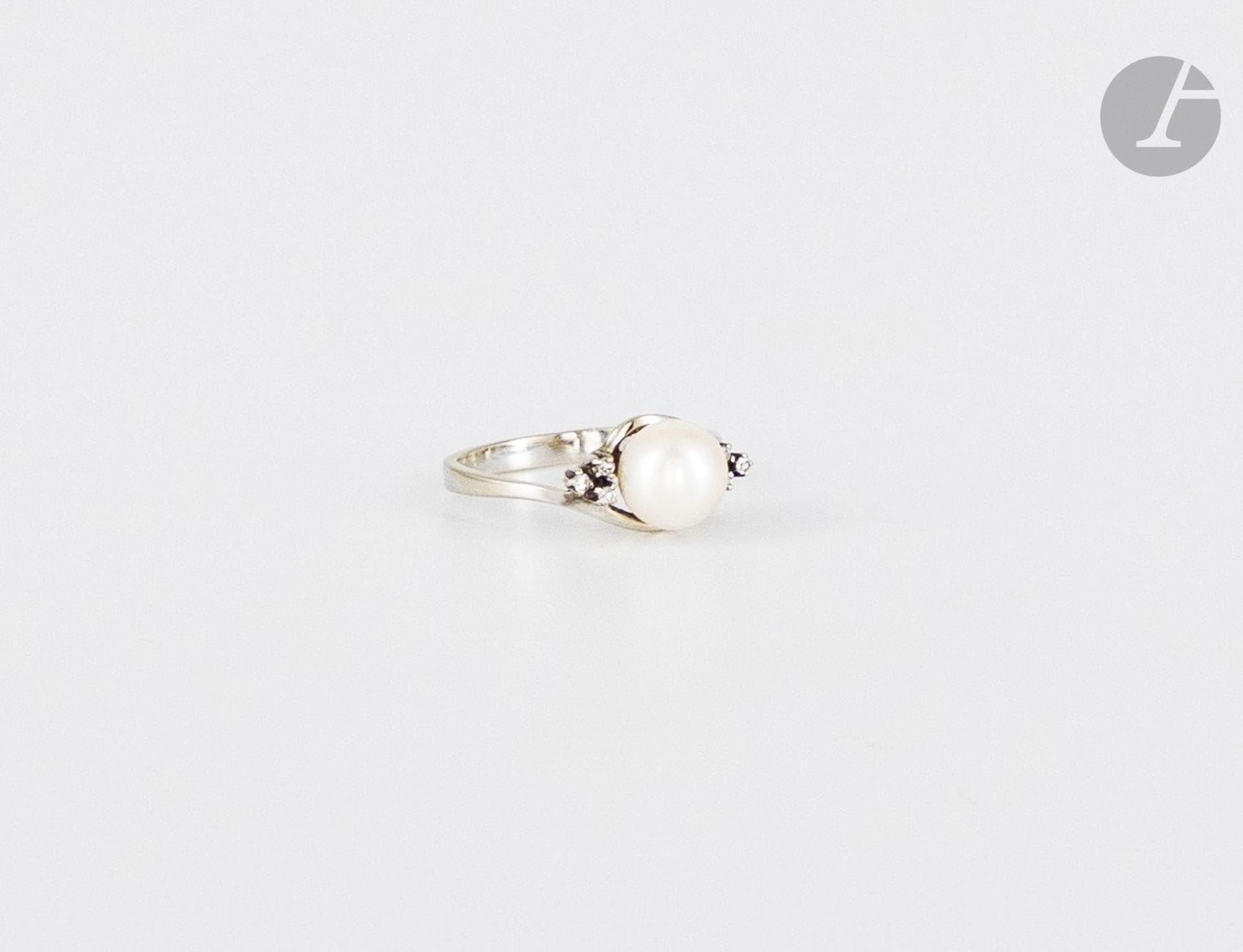 18K (750) white gold ring, set with a cultured pearl and 8/8 round diamonds. Finger size : 52. Gross weight : 3,4 g