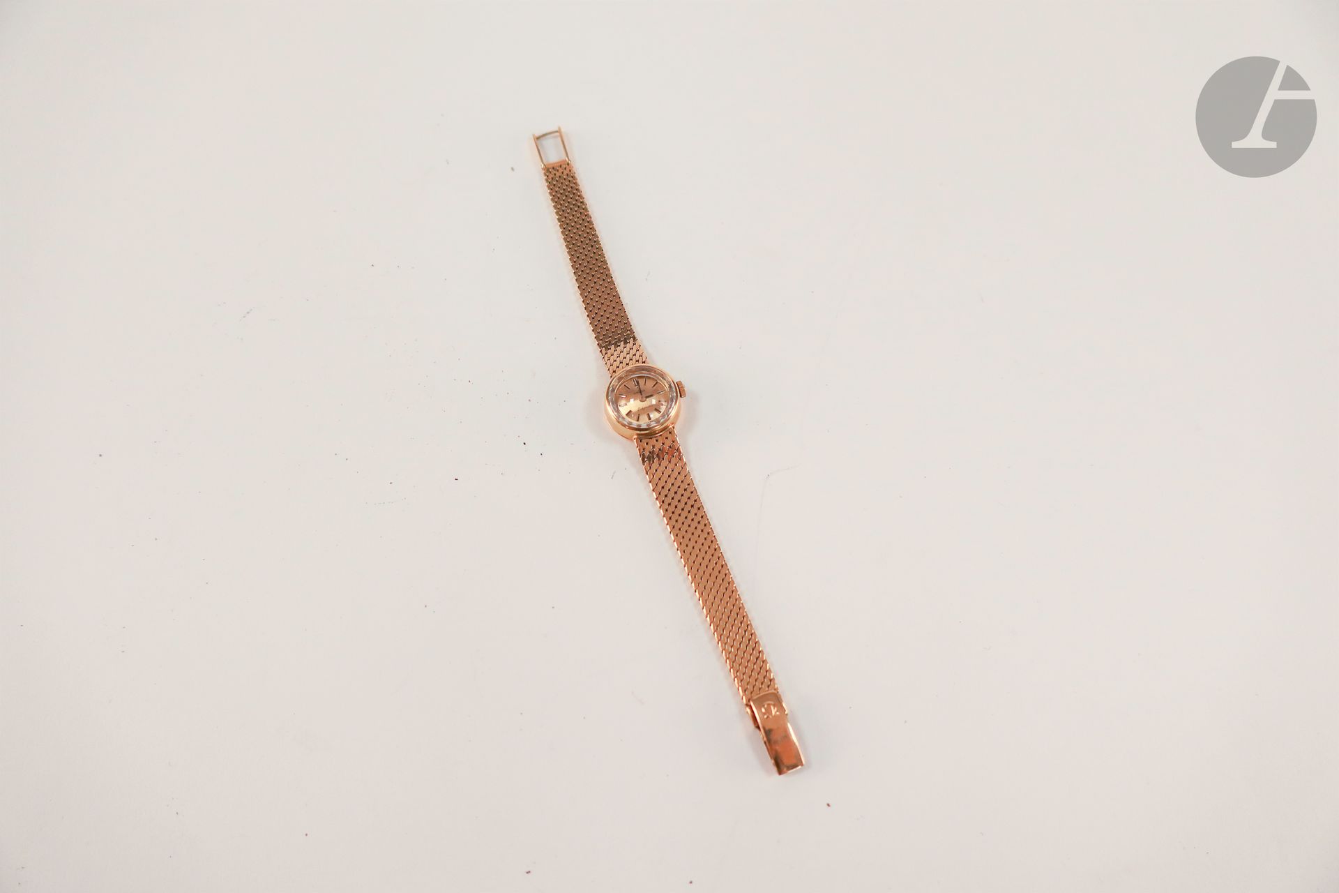 OMEGA LADYMATIC circa 1960 women's wristwatch in 18K (750) yellow gold with gold dial, self-winding mechanical movement, integrated 18K gold bracelet. Gross weight: 39.9 g