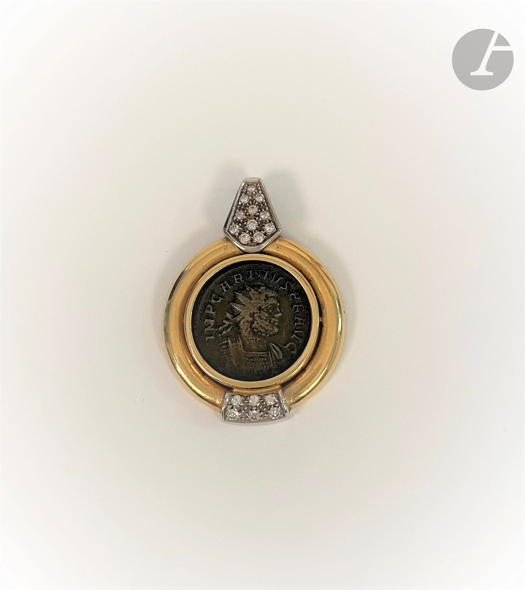 Pendentif en or 18K (750), orné d'une monnaie en bronze, la monture agrémentée de diamants ronds de taille brillant. Hauteur : 4,2 cm environ. Poids brut : 14,6 g