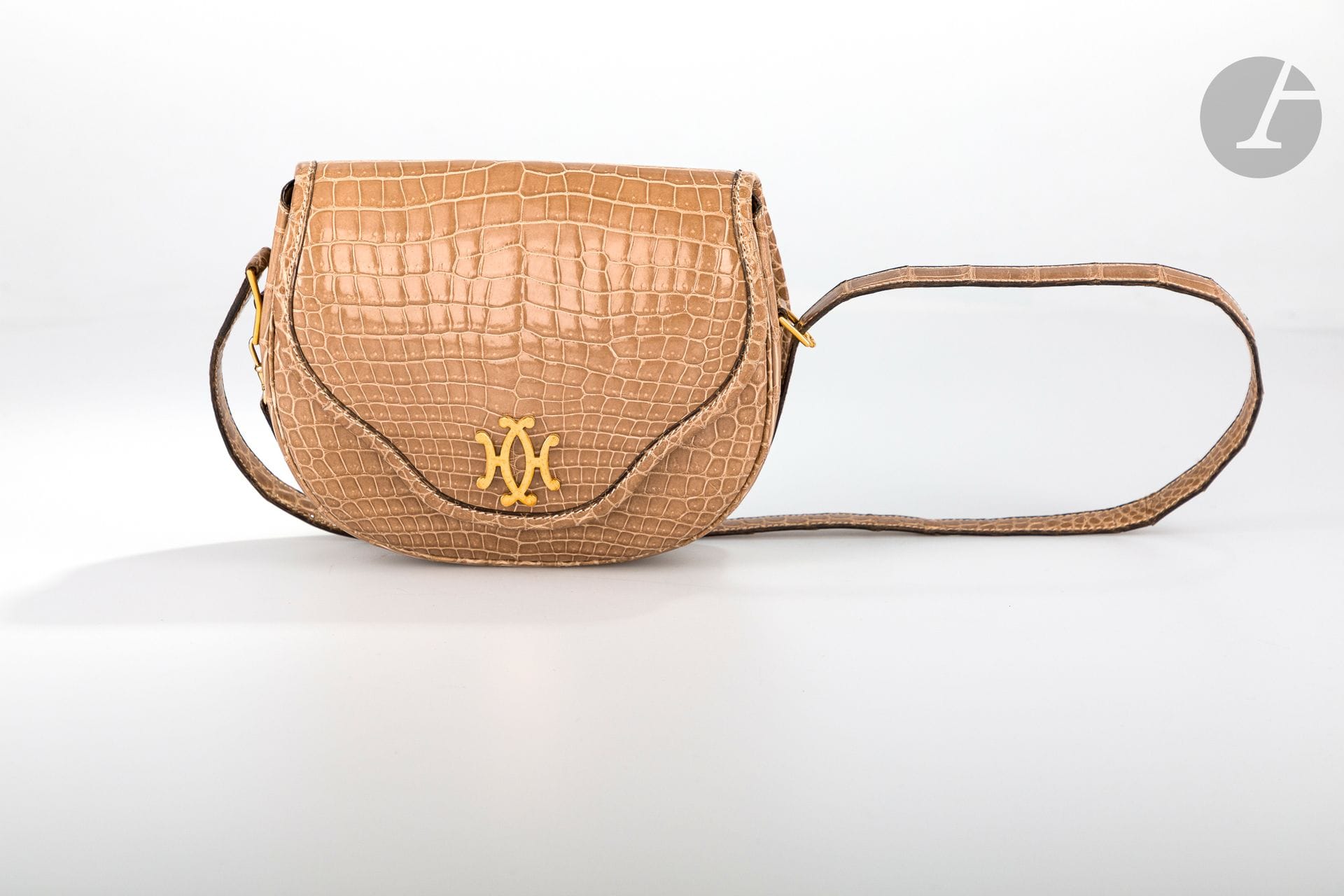 *HERMèS Paris Made in France

Lift bag in estuary crocodile (crocodylus porosus), gilded metal trim, adjustable shoulder strap (very good condition), in its cover.

Size : 20 x 16 cm