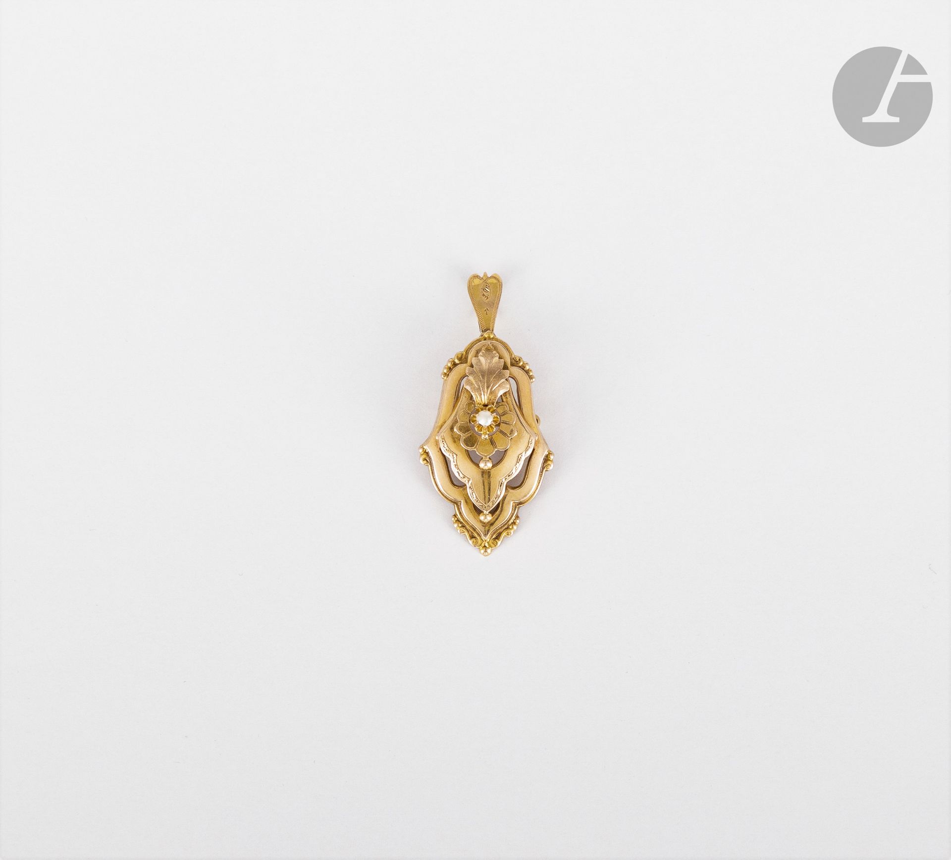 Pendentif-broche en or rose 18K (750), agrémenté d'une demi-perle. Travail français de la fin du XIXe siècle. hauteur : 5,5 cm environ. Poids : 4,5 g