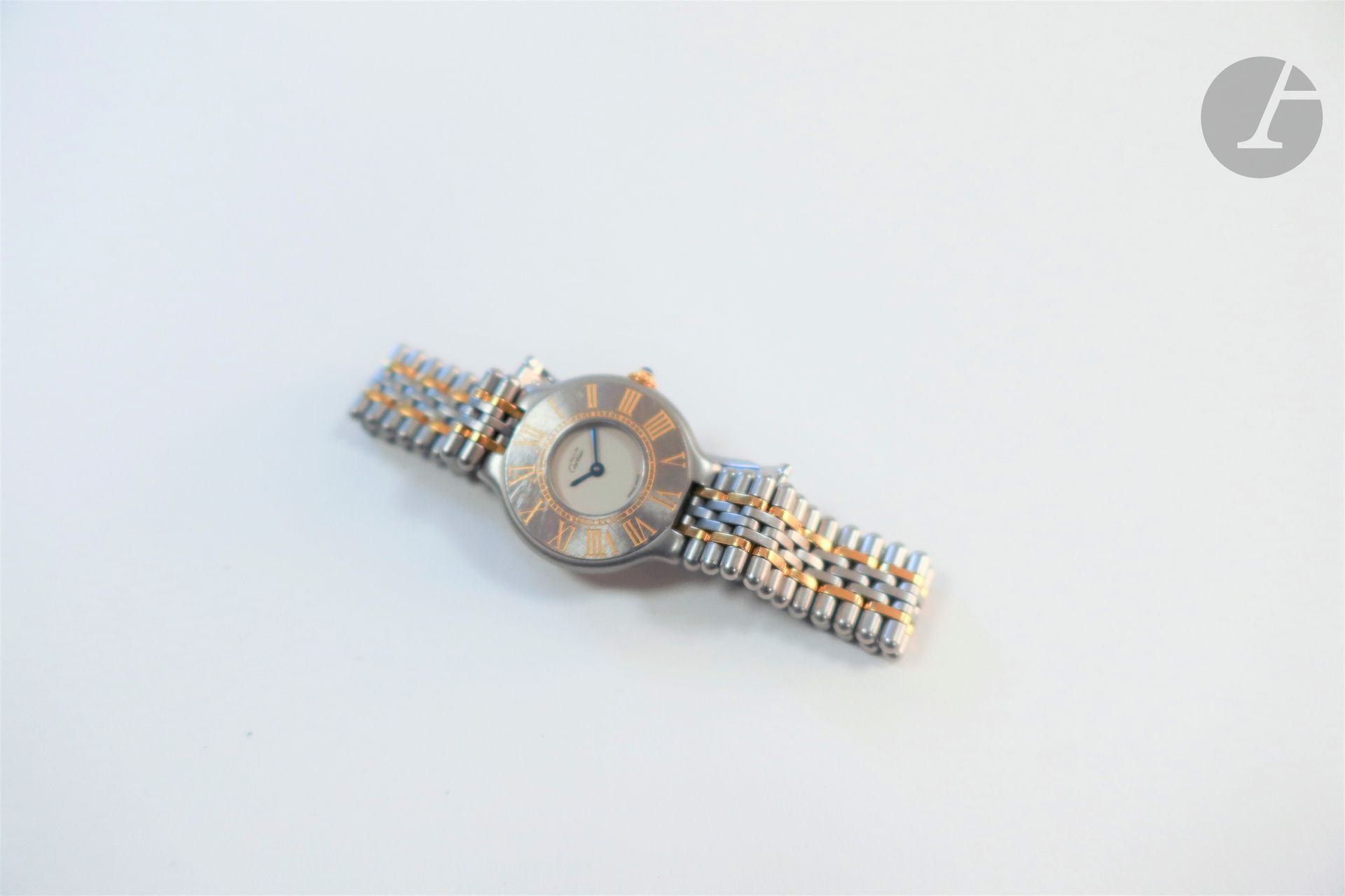 CARTIER 21

Montre bracelet pour femme en métal doré et acier, cadran blanc, mouvement à quartz (pile non vérifiée). Bracelet en métal doré et acier avec sa boucle déployante signée.