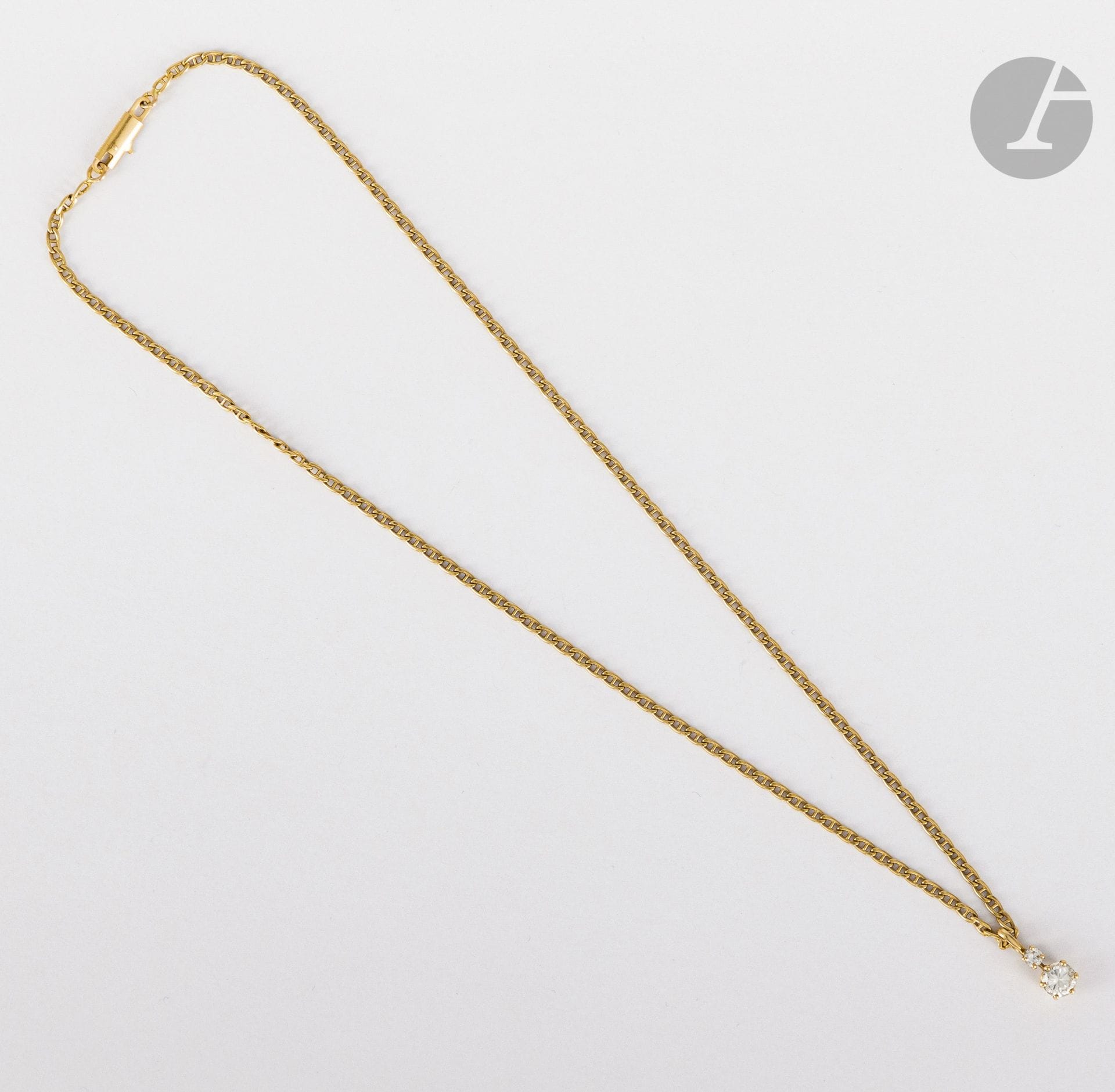 Collier en or 18K (750), retenant un pendentif en or 18K serti de deux diamants ronds de taille brillant. Poids brut : 6,7 g
