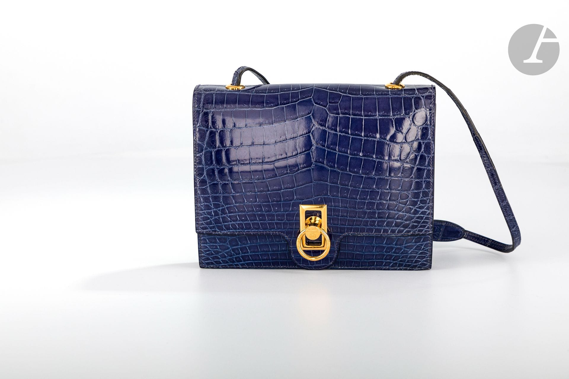 *HERMèS Paris Made in France

Sac Ex Libris en crocodile du Nil (crocodylus niloticus) bleu brighton, garniture en métal doré, bandoulière, dans sa housse.

Dim. : 21,5 x 17 cm

(bel état)