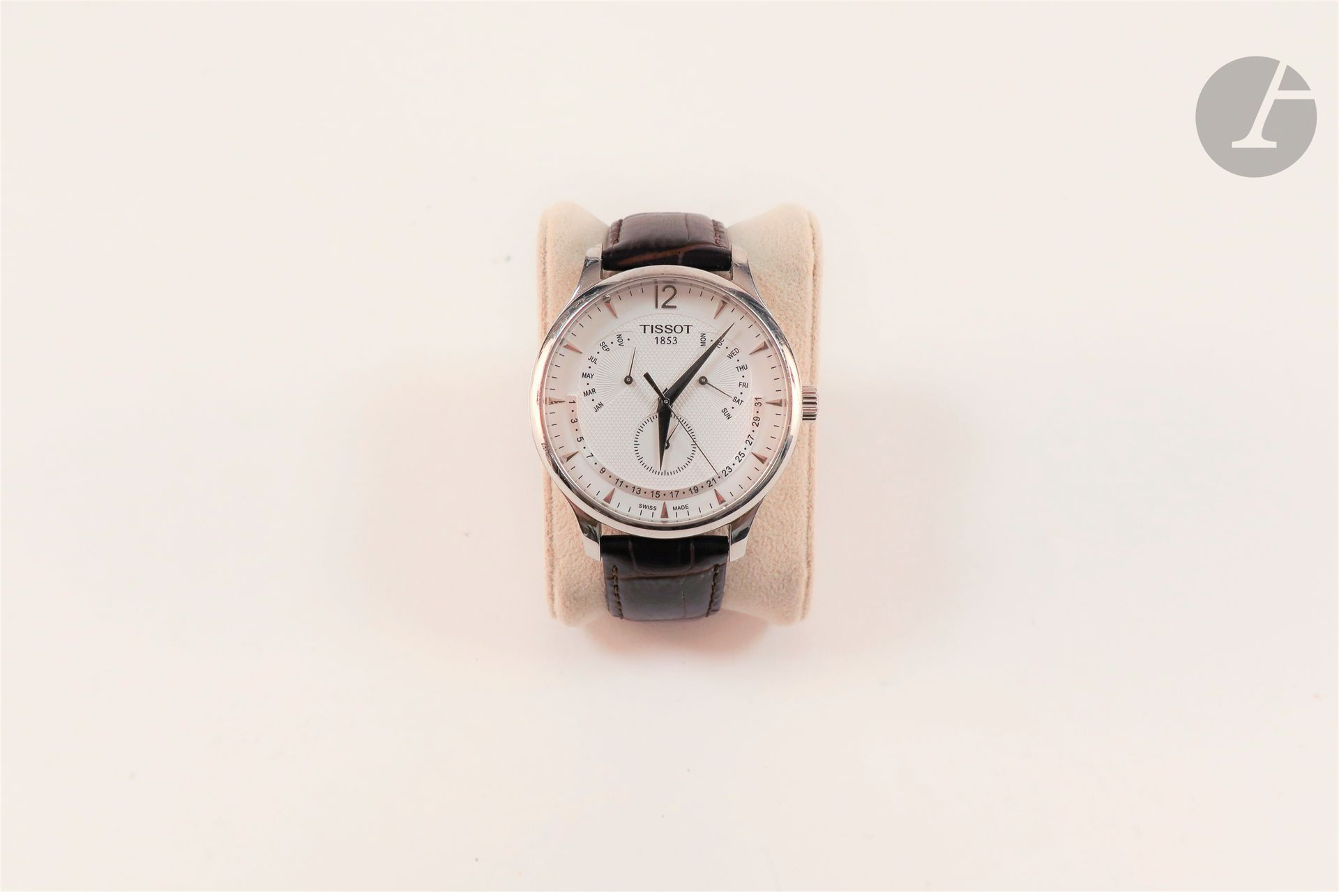 TISSOT

Steel bracelet watch for man with white dial, quartz movement (works). Leather bracelet with steel folding clasp signed.