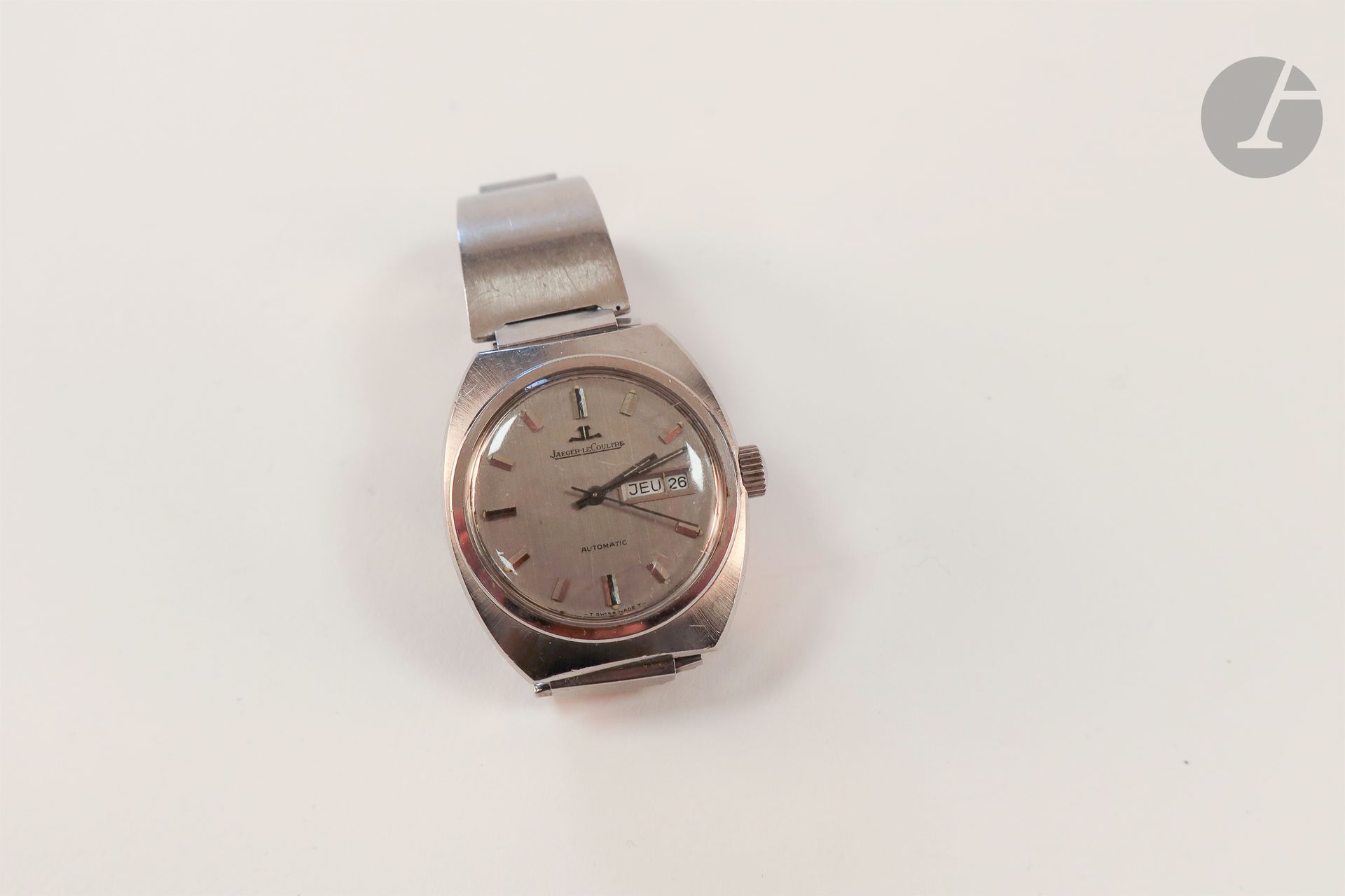 JAEGER LeCOULTRE vers 1970

Montre bracelet pour homme en acier, cadran gris, jour et date par guichet à 3H, mouvement mécanique à remontage automatique, bracelet en acier.