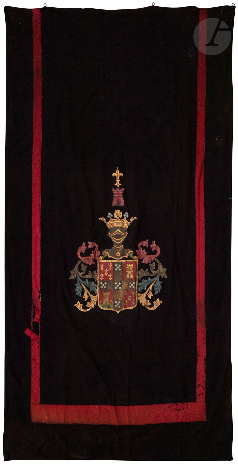 Black cloth and red band with painted coat of arms accosted by scrolls, stamped with a crowned helmet, an embattled tower and a fleur-de-lys, shield facé of a cross sable with five shields azure, each charged with five silver bezants in saltire, in 1 Gules with five fleurs-de-lis Or, in 2 and 3 Gules with a tower embattled Or, in 4 Gules with five shells Or. 
 XIXth century
H : cm, L : cm
(wear and small tears)