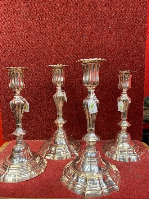 Pair of torches formerly in plated metal, re-silvered and their bobèches, model contours with sides, engraved of posterior coats of arms in the bowl.
We join a pair of posterior torches of recent invoice.
XVIIIe century
Height : 24 cm and 25,7 cm