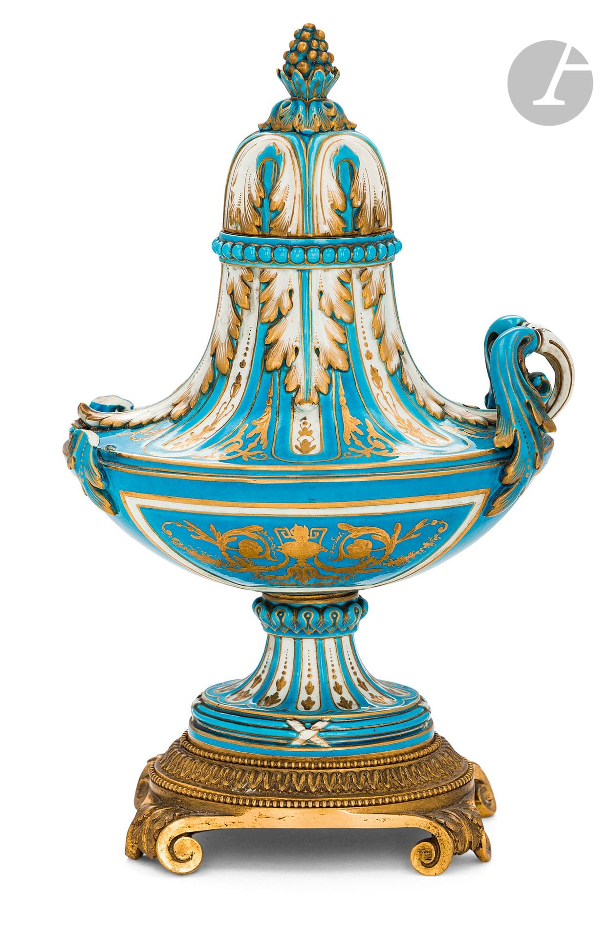 Sèvres (genre de)
Cassolette couverte en porcelaine tendre et bronze doré, à décor en or de vases flammés et rinceaux feuillagés sur fond bleu céleste, la base en bronze doré de style Louis XVI.
Deuxième moitié du XIXe siècle. 
H : 30 cm, L : 18 cm
Une anse cassée et manquante.