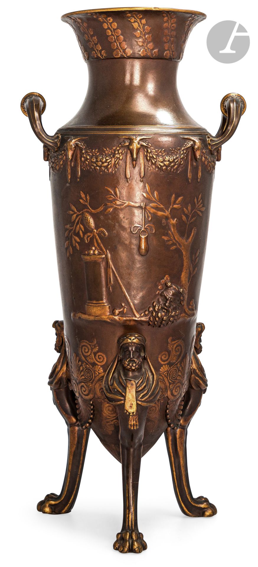 Paire de grands vases de goût néo-grec en bronze patiné (deux tons) à deux anses et décor de bucranes et scènes antiques, reposant sur des pieds en protomé de buste d’Hercule.
Fin du XIXe siècle.
H : 57 cm