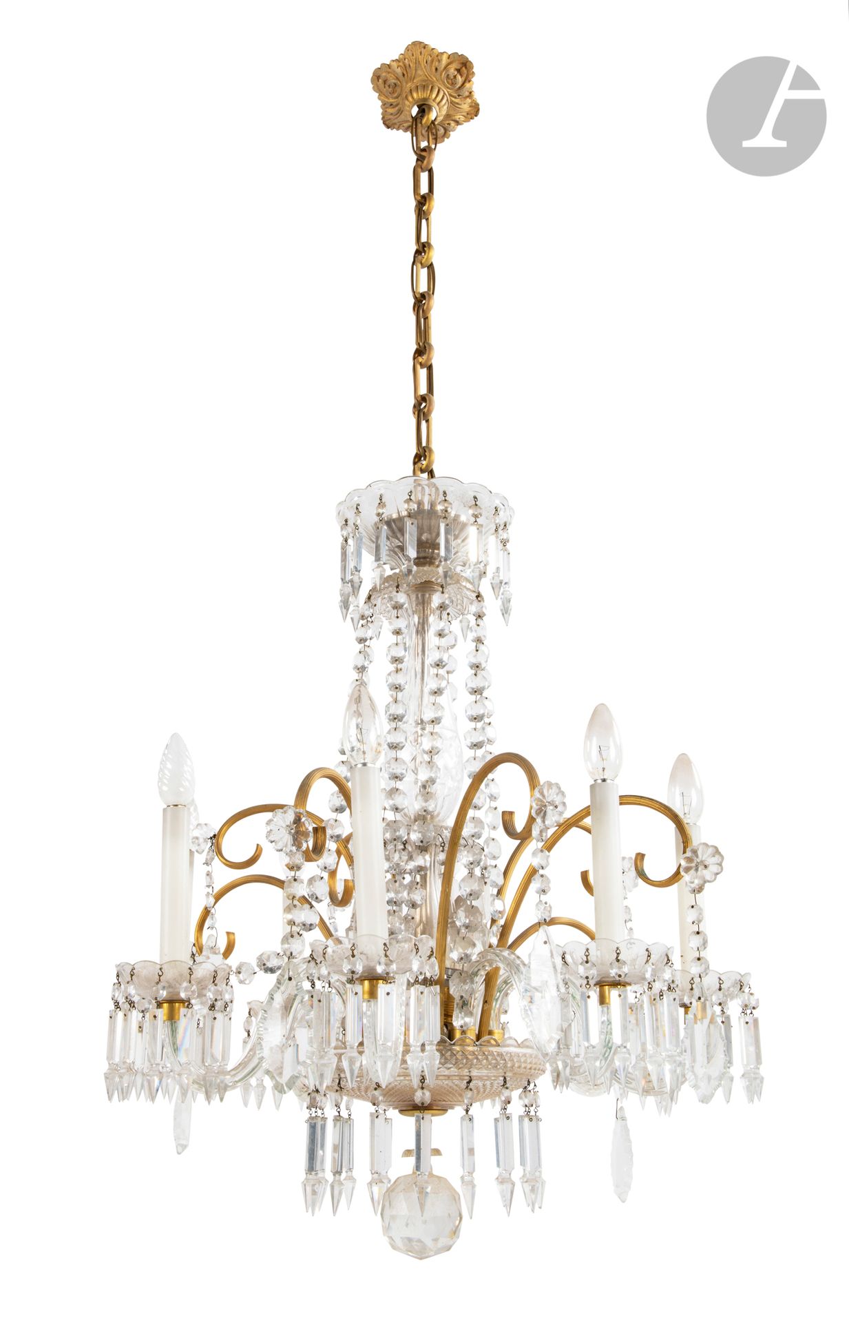 Lustre en cristal et verre moulé dans le goût de la maison Baccarat, à huit lumières à décor de pampilles, gouttes, perles, cabochons et rosaces
XXe siècle.
H : 79 cm, D : 65 cm