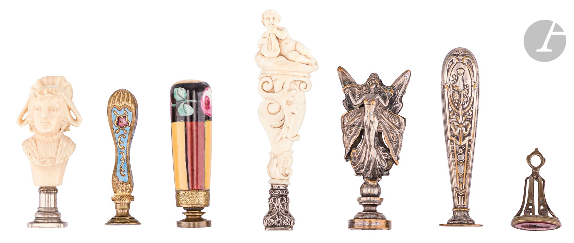 Lot de 7 cachets en argent, façon ivoire, porcelaine, bronze, les talons gravés.
Début du XXe siècle
