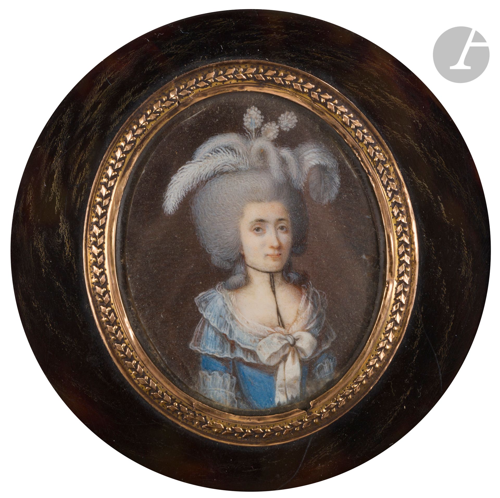 
École FRANCAISE de la fin du XVIIIe siècle



Portrait de femme à mi-corps en robe bleue au décolleté bordé d’un triple rang de dentelle et d’un gros nœud, ruban noir autour du cou et coiffure bouffante poudrée ornée de plumes et de fleurs artificielles vers 1785



Fine miniature ovale sur ivoire*



Dim. : A vue 4,8 x 4 cm, sur une boîte ronde en écaille mouchetée (petits accrocs)



Diam.7,4 cm. 



Poids brut : 48,2 gr





On joint : 



- un portrait de Pierre Seriziat d’après Louis David sur une boîte en composition de poudre d’écaille intérieur en or, XIXe siècle, diam 6,5 cm



- un Portrait présumé de Louis XV avec cordon bleu du Saint-Esprit et toison d’or, miniature sur ivoire*, signée à droite « Goilett », XIXe siècle, diam. à vue 4 cm (fente) dans un écrin en velours, cuir et bois (petits accidents). 



Poids brut : 44,3 gr ; 63,2 gr





Conformément à la règlementation entrée en vigueur le 19 janvier 2022, le commerce intra-Union européenne de l’ivoire est soumis à l’obtention d’un certificat CIC. La réexportation hors Union européenne est interdite. 