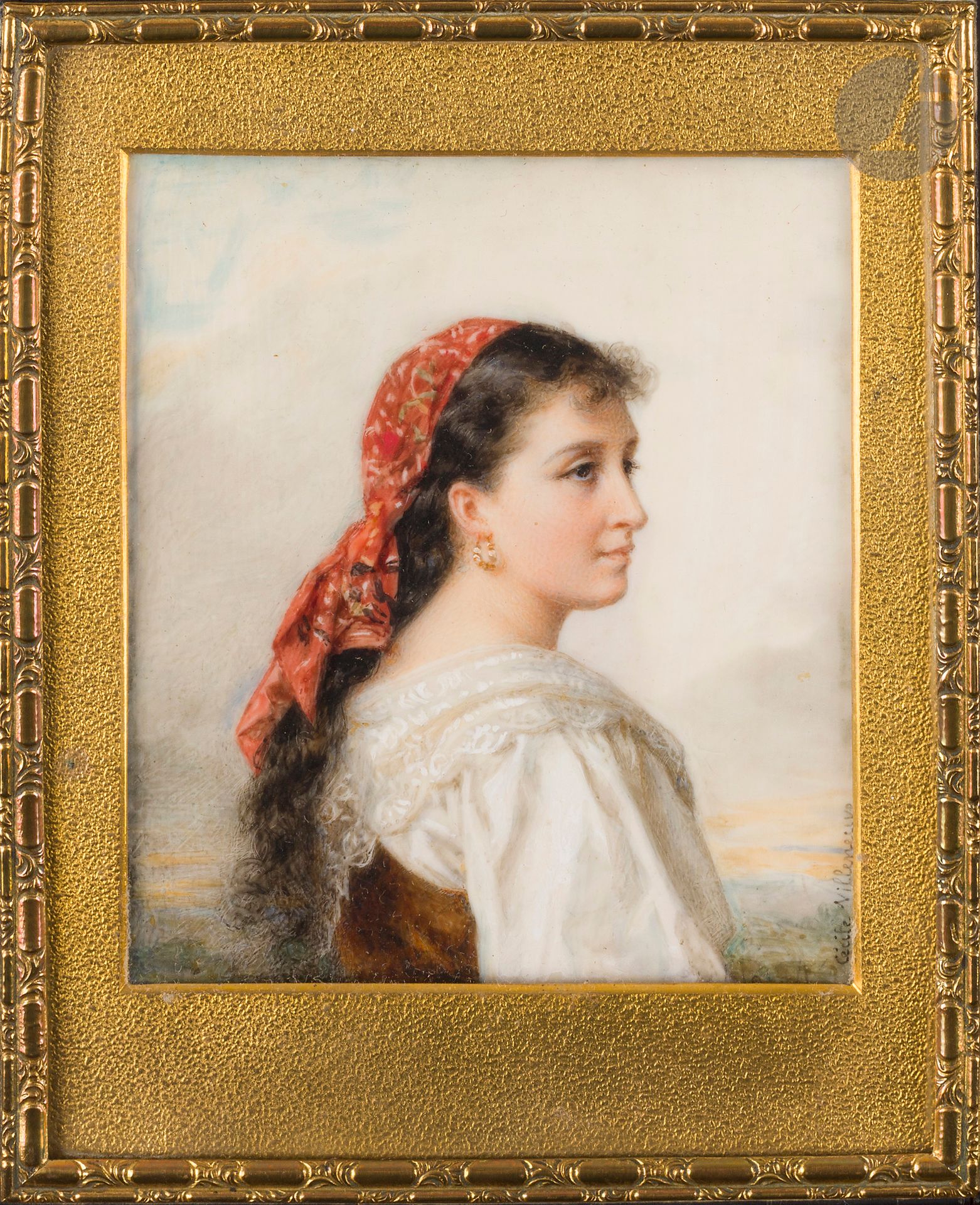 
Cécile VILLENEUVE née Colombet (1824-1901)



Femme à mi-corps de profil à droite dans un paysage, coiffée d’un foulard rouge de gitane, une chemise blanche au large col de dentelle sur un bustier brun.



Miniature sur ivoire* 



Signée à droite : Cécile Villeneuve 



Titrée et datée au revers : Etude / Janvier 1890 



Dim. : à vue rect. 8,5 x 7 cm, sous passe-partout, 



Dans un large cadre en bois de placage (fendillements au cadre). 



Poids brut : 215,2 gr





Provenance : 



Conservée dans la descendance de l’artiste



Conformément à la règlementation entrée en vigueur le 19 janvier 2022, le commerce intra-Union européenne de l’ivoire est soumis à l’obtention d’un certificat CIC. La réexportation hors Union européenne est interdite. 