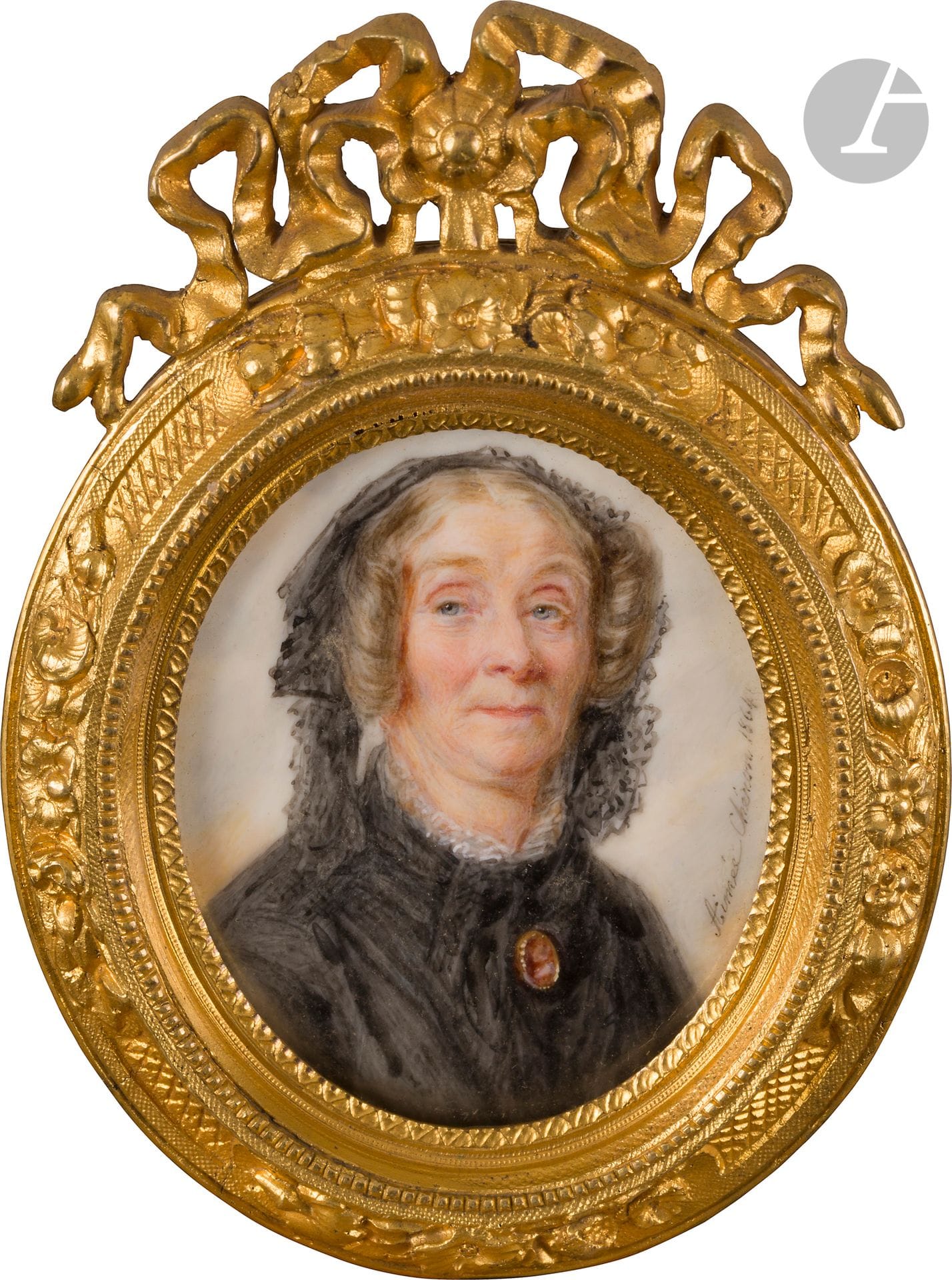 
Aimée CHERON née JOVIN (Paris, 1821 - après 1906). 



Femme âgée de 3/4 vers la gauche, aux yeux bleus et cheveux gris bouclés sur les tempes, portant une coiffe noire, son col noir attaché par un camée.



Miniature ovale sur ivoire* 



Signée et datée à droite : Aimée Chéron 1864 



Dim. : 5 x 4.5 cm à vue



Dans un cadre en bronze doré surmonté d’un ruban, formant chevalet. 



Poids brut : 145 gr





Provenance : 



Probablement offerte par l’artiste à Cécile Villeneuve; conservée dans la descendance de Cécile Villeneuve.





Comme Cécile Colombet, Aimée Jovin fut élève de François Meuret. Contrainte de travailler, elle devint comme son amie peintre en miniature professionnelle. Elle débuta au Salon de 1848, se maria en 1850 et exposa sous son nom marital en 1852, 1853, 1855, 1857, 1869, 1870.





Conformément à la règlementation entrée en vigueur le 19 janvier 2022, le commerce intra-Union européenne de l’ivoire est soumis à l’obtention d’un certificat CIC. La réexportation hors Union européenne est interdite. 