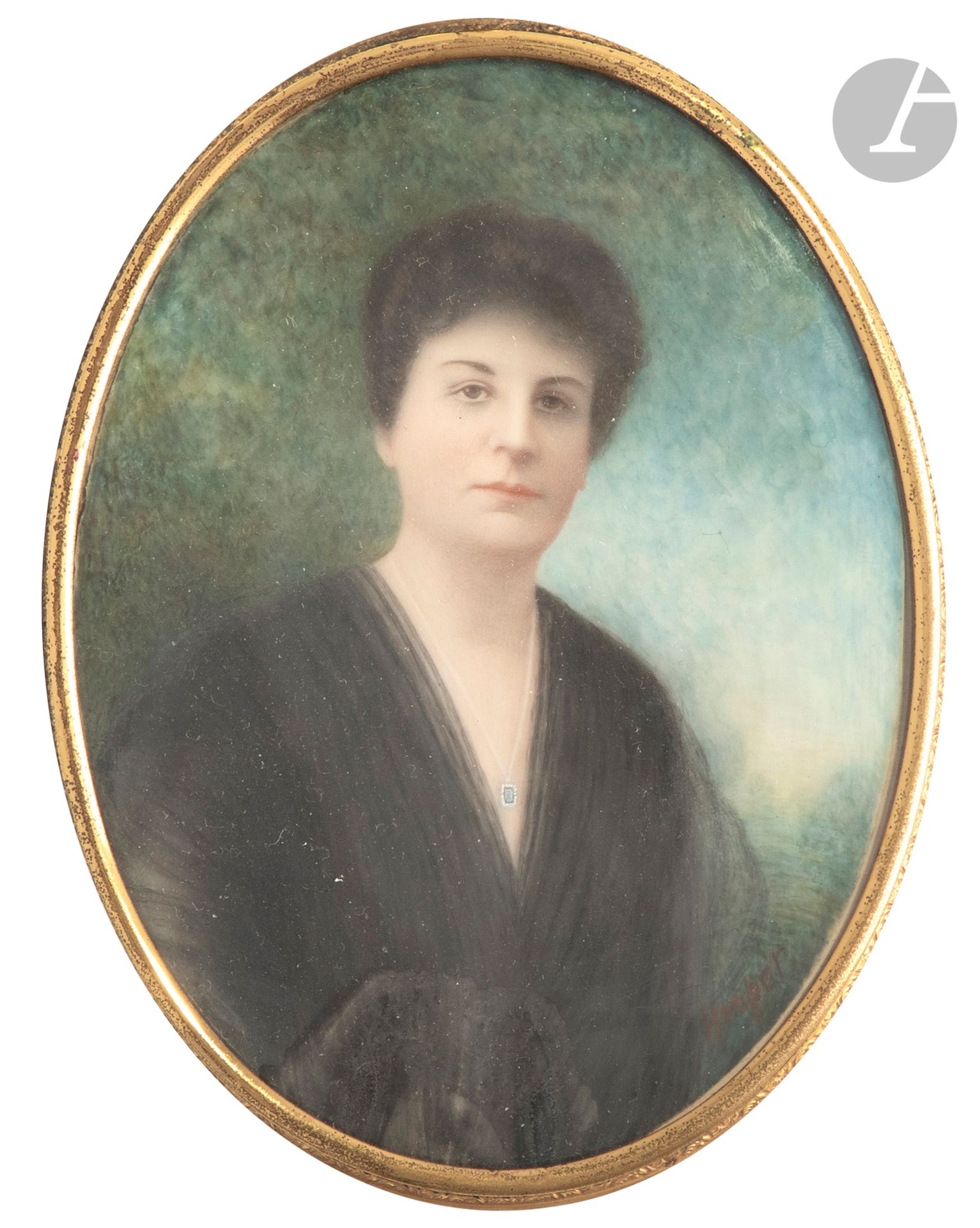 
Rosa HOOPER (San Francisco, 1876-1963) 



Portrait de Femme brune en robe noire et manchon, à mi-corps sur fond de verdure. 



Grande miniature ovale sur ivoire*, vers 1930



Signée en bas à droite en rouge :  Hooper



Dim. : 12,2 x 9,3 cm



Dans son médaillon ovale à bélière en métal doré. 



Poids brut : 232,1 gr





Elevée dans la haute société californienne, Rosa Hooper compléta ses études artistiques à Dresde avec Otto Eckhardt et à Paris avec Gabrielle Debillemont-Chardon pour la miniature. Ce fut l’un des membres fondateurs de la California Society of Miniature painters où elle fut primée en 1929.





Conformément à la règlementation entrée en vigueur le 19 janvier 2022, le commerce intra-Union européenne de l’ivoire est soumis à l’obtention d’un certificat CIC. La réexportation hors Union européenne est interdite. 