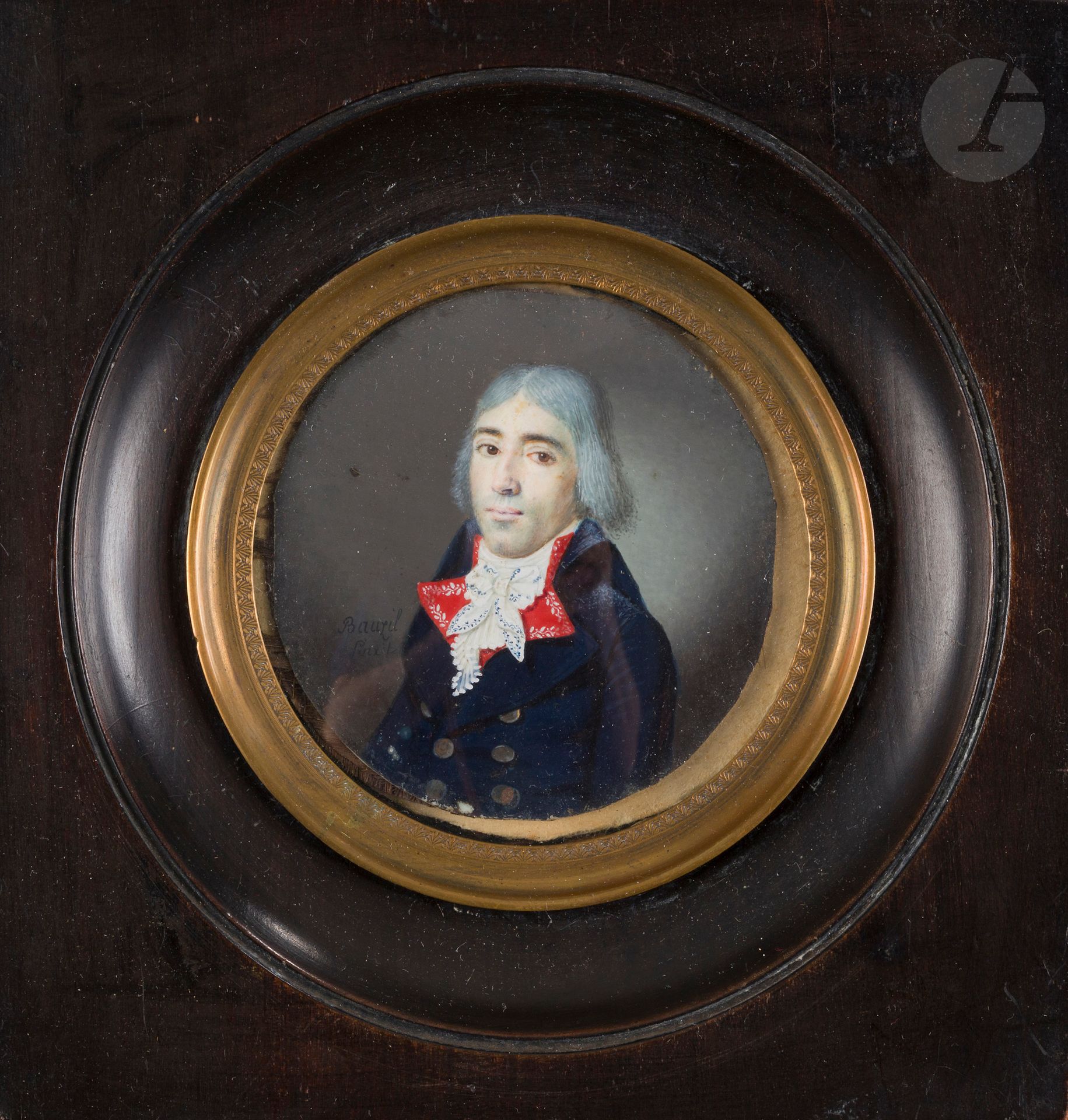
Jean (Juan) BAUZIL (Palma de Majorque, 1776 - Madrid, 1820). 



Portrait de « M. de Guéroust » à mi-corps de trois-quarts à gauche en costume aux trois couleurs (bleu-blanc-rouge), cheveux poudrés. 



Miniature sur ivoire* 



Signée à gauche : Bauzil



Diam. : 6 cm



Dans un cadre rect. en bois noirci à visière de laiton doré. Au dos identification tapuscrite. 



Poids brut : 133,4 gr





Provenance : 



Resté dans la famille de Guéroust, puis par succession. 





Elève de l’Académie de Toulouse où il exposa en 1784-1789, Bauzil travailla à Paris pendant la Révolution et exposa au Salon de 1793. Il fit ensuite une belle carrière en Espagne où il fut nommé « pintor de Camara » du roi  Charles IV en  1797, et confirmé dans cette charge par le roi Ferdinand VII en 1815.





Conformément à la règlementation entrée en vigueur le 19 janvier 2022, le commerce intra-Union européenne de l’ivoire est soumis à l’obtention d’un certificat CIC. La réexportation hors Union européenne est interdite. 