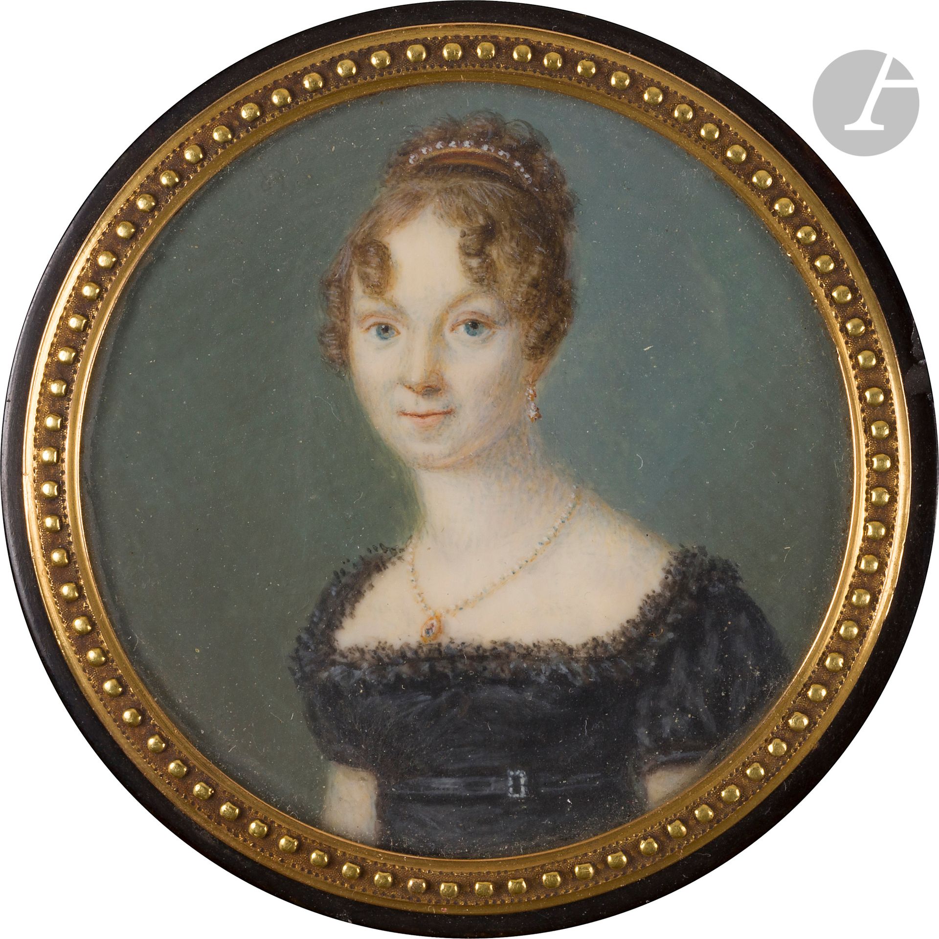 
École FRANCAISE vers 1820



Portait de jeune femme blonde en robe noire et peigne orné de perles dans les cheveux relevés, boucles d’oreilles assorties ; elle porte une miniature accrochée à un collier de perle à son cou. 



Miniature sur ivoire* vers 1820, sur une boîte en écaille



Diam. : 6,3 cm H. 2,4 cm 



(petites égrenures à la boîte) 



Poids brut :  51,6 gr





Conformément à la règlementation entrée en vigueur le 19 janvier 2022, le commerce intra-Union européenne de l’ivoire est soumis à l’obtention d’un certificat CIC. La réexportation hors Union européenne est interdite. 