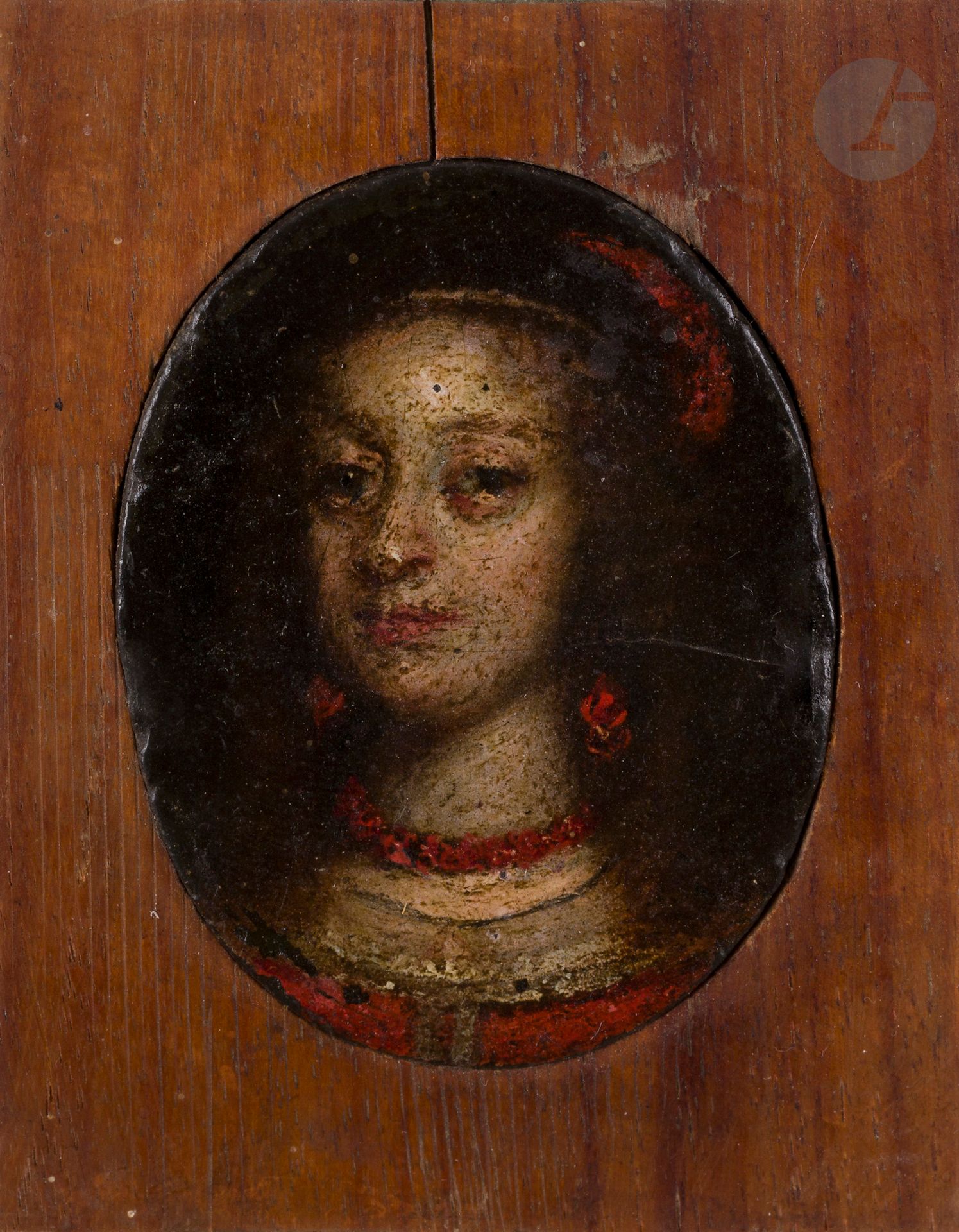 École FLAMANDE du XVIIe siècle
Jeune femme en buste, en robe rouge, parée d’accessoires assortis : plume rouge dans sa coiffure, boucle d’oreille et collier rouges. 
Huile sur ardoise ovale
Dim. : 5,3 x 4,1 cm. 
Fixée sur un support en bois.
(petits manques sur les bords)