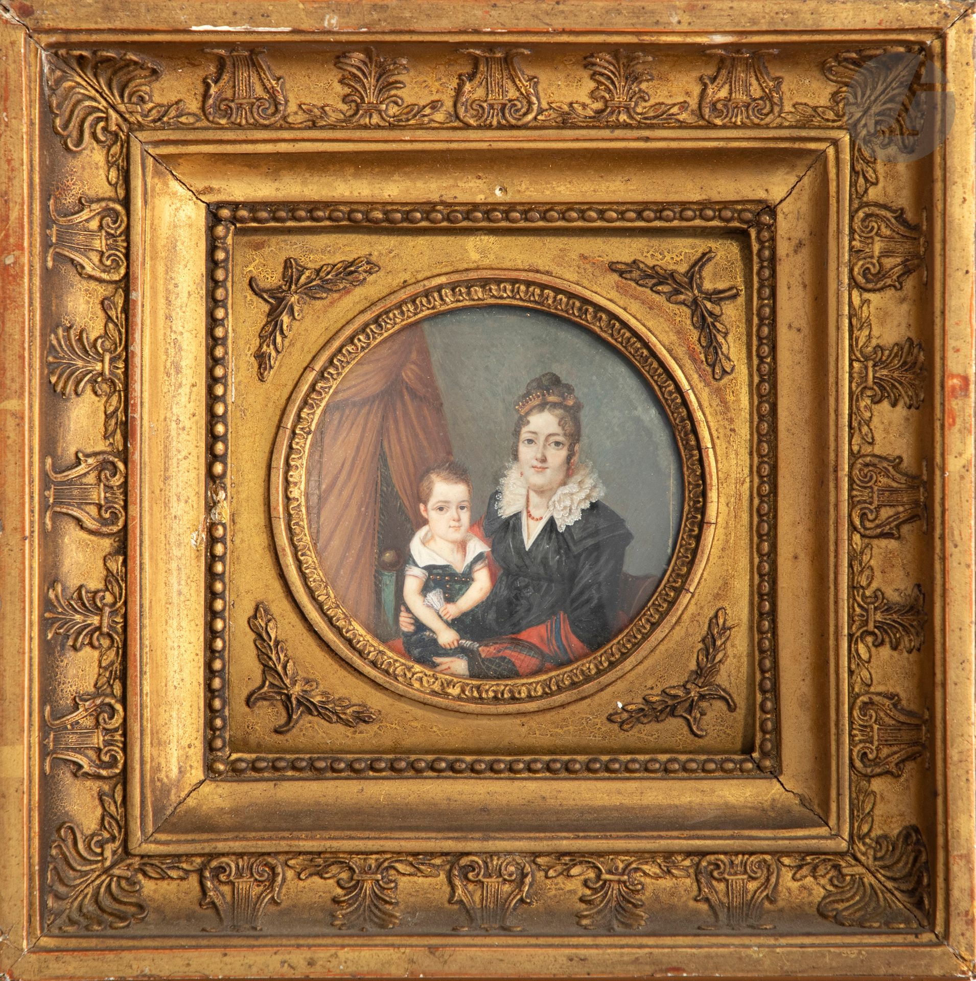 
École FRANCAISE, vers 1825



Femme assise avec son fils tenant une raquette et un volant



Miniature sur ivoire*



Diam. : 8,3 cm (ajouts sur les bords peints sur carton pour former l’arrondi)



Dans un cadre en bois doré d’époque Restauration, à décor de palmettes et de lyres 21,5 x 21,5 cm (très petits manques au cadre). 



Poids brut : 595,3 gr



Conformément à la règlementation entrée en vigueur le 19 janvier 2022, le commerce intra-Union européenne de l’ivoire est soumis à l’obtention d’un certificat CIC. La réexportation hors Union européenne est interdite. 
