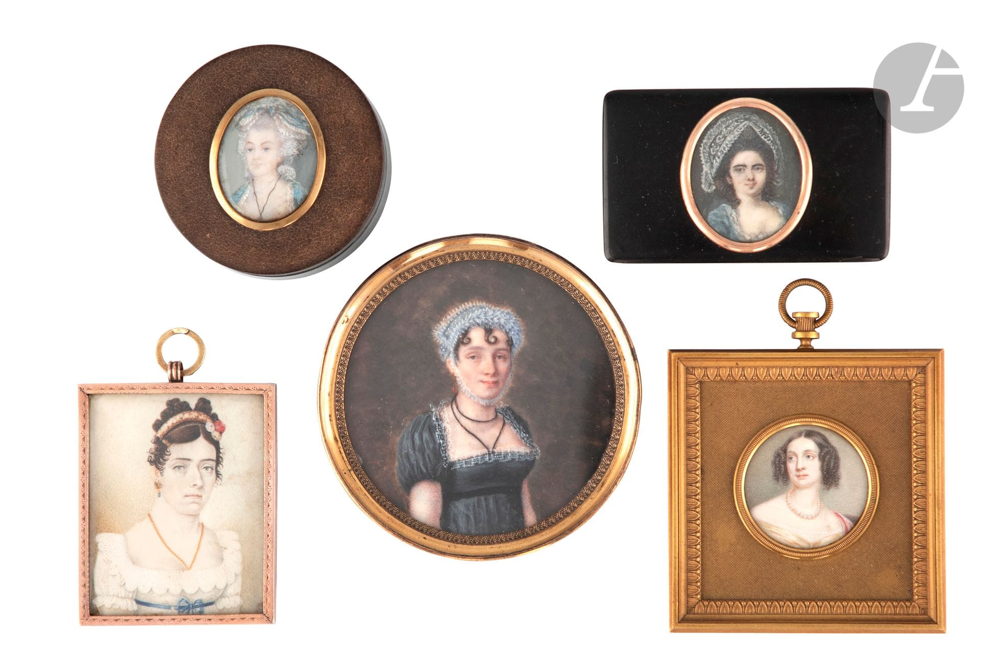 
École FRANCAISE du XIXe siècle



Jeune femme en buste coiffée d’anglaises, regardant vers la gauche, collier de grosses perles et robe jaune : LA REINE ELISABETH DE PRUSSE NEE BAVIERE, D'APRES LE TABLEAU DE J.STIELER



Fine et petite miniature ronde sur ivoire*



Diam.:  3 cm



Cadre en bronze doré à décor de raies de cœur et bélière, rect. H. 7 cm.



Poids brut : 118.3 g



 



On joint : 



- Entourage de Louis François Aubry (1767-1851), Femme en robe bleue taille haute et bonnet de dentelle assorti, les cheveux coiffés en accroche-cœur sur le front, miniature sur ivoire* époque Empire, datée au revers « janvier 1809 », diam. 7,2 cm (fentes) cerclée de laiton doré. 



-  Femme brune en robe blanche au col de dentelle à ceinture bleue et chaine en or au cou, miniature sur ivoire*, école Espagnole de la première moitié du XIXe siècle, rect. à vue 5,4 x 4,2 cm dans un médaillon en or rose guilloché 9 K, anneau en or jaune 18K, rect. 6,1 x 5 cm (insolée ; petits éclats au verre). 



- deux boîtes ornées de portraits de femmes coiffées de voilettes de dentelle, XIXe siècle, une rectangulaire en composition de poudre d’écaille montée à charnière, petit manque à l’intérieur en écaille mouchetée, 7 x 4,2 x 1,7 cm, la miniature ovale H. 3,3 cm, une ronde en chagrin marron, diam 5,7 x 2,5 cm, manques à l’intérieur doublé d’écaille, la miniature 3,1 x 2,5 cm. 



Poids brut : 39,4 gr ; 38,3 gr ; 41,6 gr ; 43,2 gr







Conformément à la règlementation entrée en vigueur le 19 janvier 2022, le commerce intra-Union européenne de l’ivoire est soumis à l’obtention d’un certificat CIC. La réexportation hors Union européenne est interdite. 