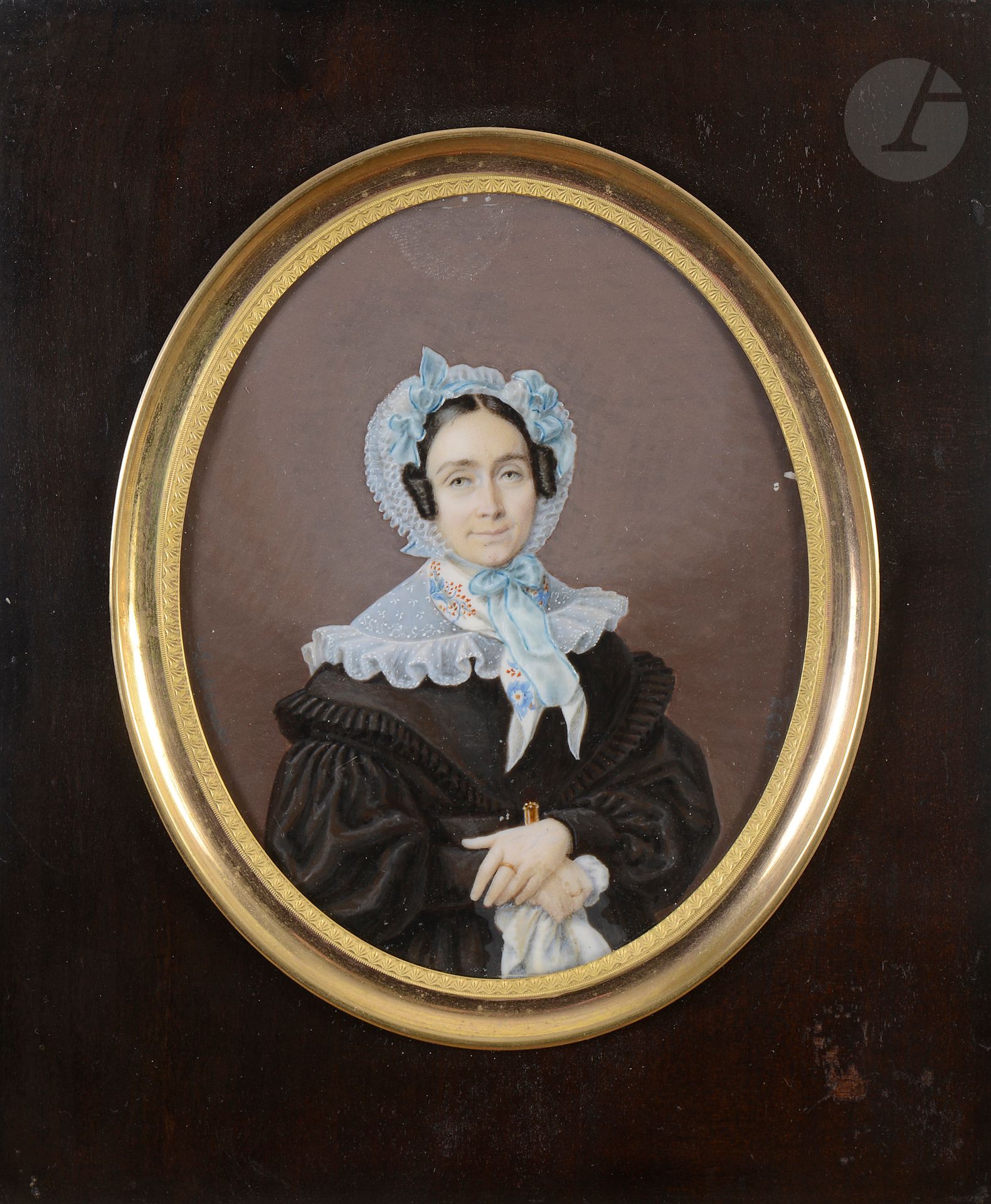 
Adolphe de LABROUE (Metz, 1791 - Metz 1863)



Portrait de femme à mi-corps en robe noire, fichu et bonnet bleus, les mains croisées tenant un foulard 



Grande miniature ovale sur ivoire* 



Signée à gauche à mine de plomb « Labroue »



Datée à droite « 1837 »



Dim. : 13,2 x 10,3 cm à vue



(petite tâche et légères écaillures, joint d’artiste visible en haut )



Cadre rect. en bois 20,5 x 17,7 cm



Poids brut : 280,1 g



Conformément à la règlementation entrée en vigueur le 19 janvier 2022, le commerce intra-Union européenne de l’ivoire est soumis à l’obtention d’un certificat CIC. La réexportation hors Union européenne est interdite. 


