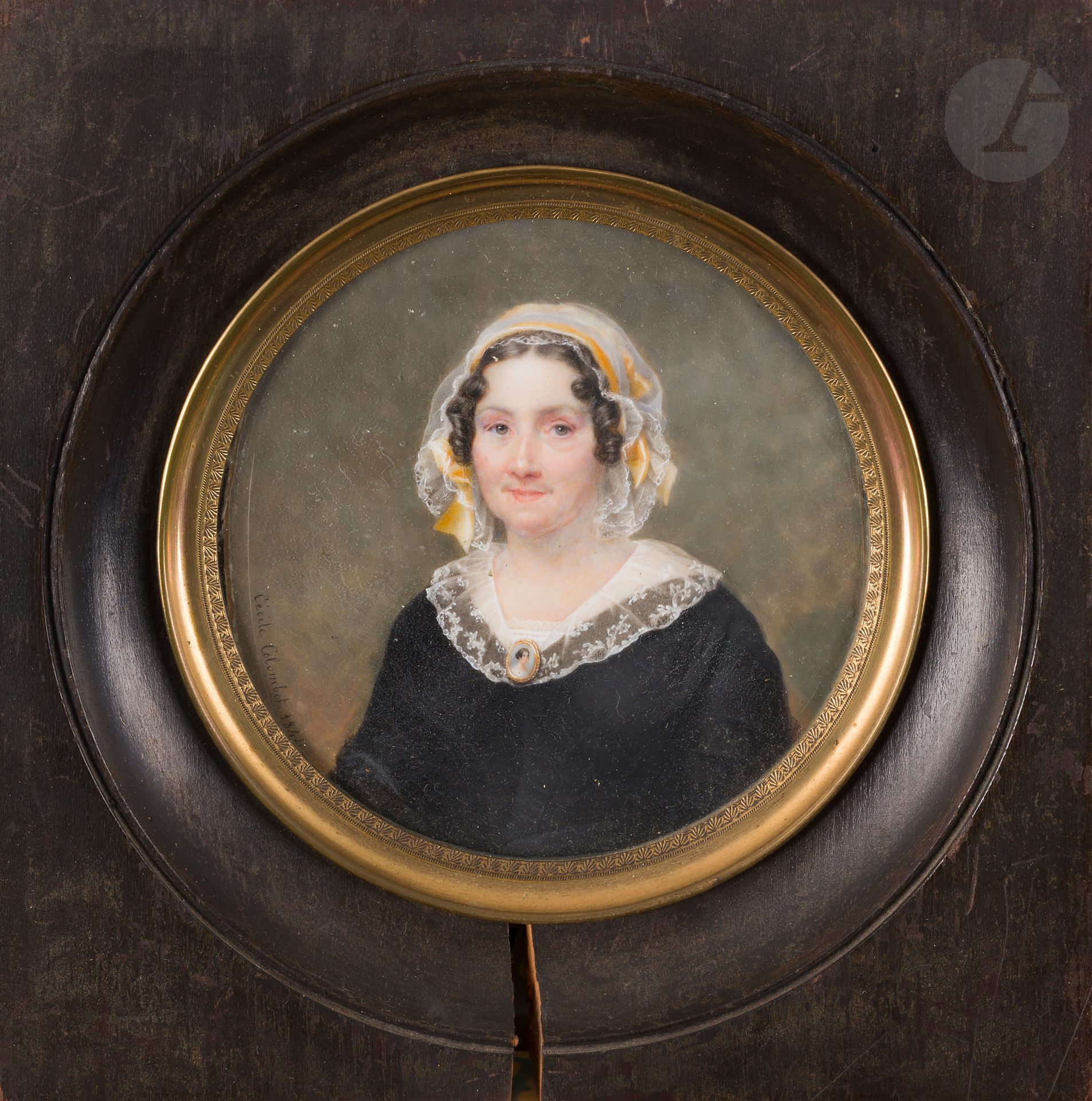 
Cécile VILLENEUVE née Colombet (1824-1901)



Portraits de Jean Colombet, père de l’artiste et Marie Colombet née Hugueney, mère de l’artiste



Paire de grandes miniatures ovales sur ivoire*



Celle de sa mère, signée et datée à gauche : Cécile Colombet 1844



Annotée au revers : « Mme Colombet / née Marie HUGUENEY / à 54 ans / morte le 6 juin 1870.» 



Celle de son père (fendue) signée et datée à droite : Cécile Colombet 1846



Annotée au revers : « Jean Colombet / mort le 3 juin 1847 / à l’âge de 72 ans »



Dim. :  14 cm x 10,5 cm



Dans deux cadres avec visière ronde, diam. à vue : 11 cm  (un cadre fendu).



Poids brut : 283 gr





Provenance : 



Conservée dans la descendance de l’artiste





Le portrait de la mère de l ‘artiste fut réalisé en 1844 l’année de l’entrée de l’artiste dans l’atelier de François Meuret. Il a visiblement été peint avec beaucoup de soins et d’amour.  Sa mère est vue de trois-quarts à gauche, boucles brunes sur les tempes, coiffée de rubans et dentelle, vêtue d’une robe noire à col de dentelle blanche. Une miniature de jeune femme brune montée sur une broche est piquée sur le décolleté : ne serait-ce pas un autoportrait de Cécile Colombet ?  Le portrait de son père fut réalisé en pendant et dans le même format en 1846, quelques mois avant sa mort.  Jean Colombet, vu de trois-quarts à droite, porte de larges favoris, une lavallière noir nouée autour d’un col relevé, un costume trois pièces.





Conformément à la règlementation entrée en vigueur le 19 janvier 2022, le commerce intra-Union européenne de l’ivoire est soumis à l’obtention d’un certificat CIC. La réexportation hors Union européenne est interdite. 