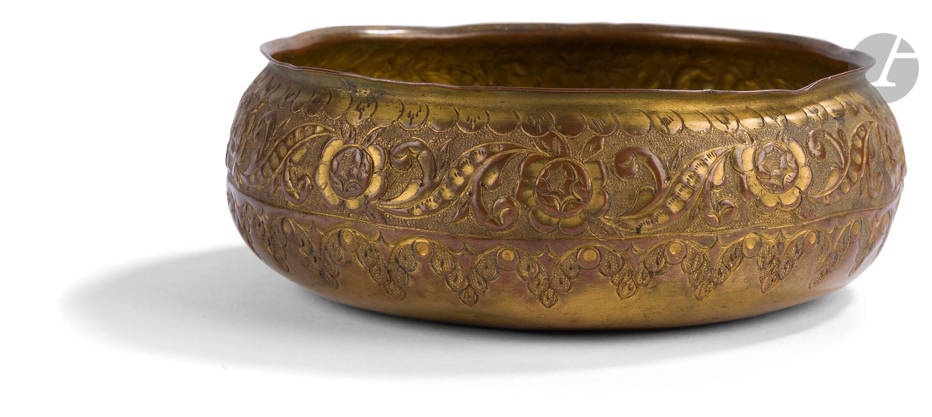 Bol de hammam taza à décor floral, Empire ottoman, XIXe siècle
Petite coupe à panse renflée et lèvre légèrement éversée, en cuivre doré tombak repoussé et gravé d’une frise florale de rosettes alternant avec des feuilles courbes et des palmettes sur fond amati. 
Diamètre : 12,5 cm
Chocs et oxydation.

An Ottoman gilt-copper hammam bowl, 19th century