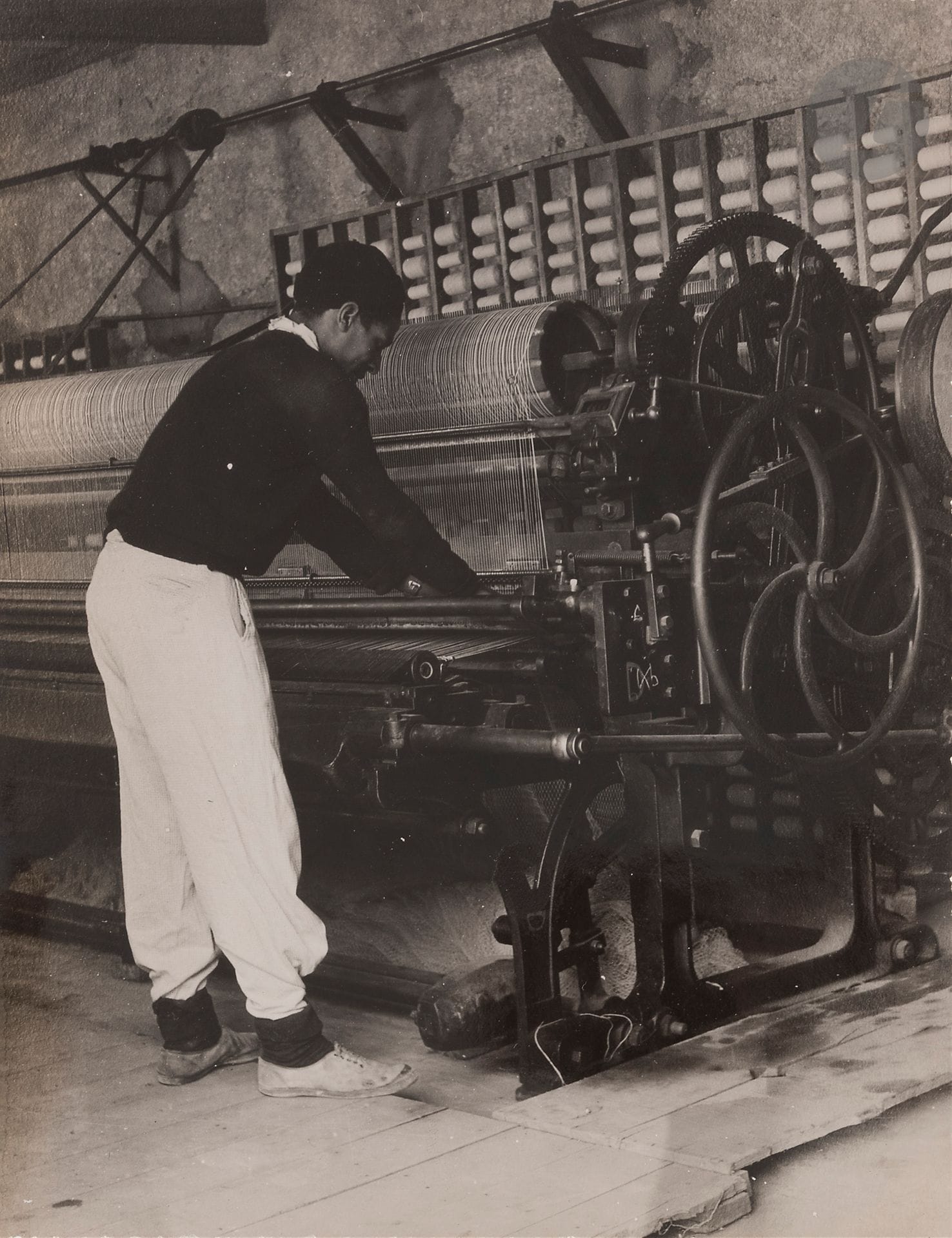 Paul Dauzals (Atelier Baby Photo) et divers
Maroc, c. 1954-1960. 
Le Pacha Thami El Glaoui. Le futur roi Hassan II. Militaires. Foires. Boucher. Épicerie. Station-service. Fumeurs. Menuisiers. Musiciens. Cérémonie traditionnelle. Barbier. Mosquée Koutoubia. Tisserand.
Environ 65 épreuves argentiques d’époque. Tampon « Baby Photo Marrakech » et tampons du photographe aux versos.
Formats : de 12,5 x 17 à 24 x 18 cm
On joint une demande d’autorisation de reportage du photographe au Général de C.A. Commandant supérieur des T. M.

About 65 vintage gelatin silver prints, stamps on verso