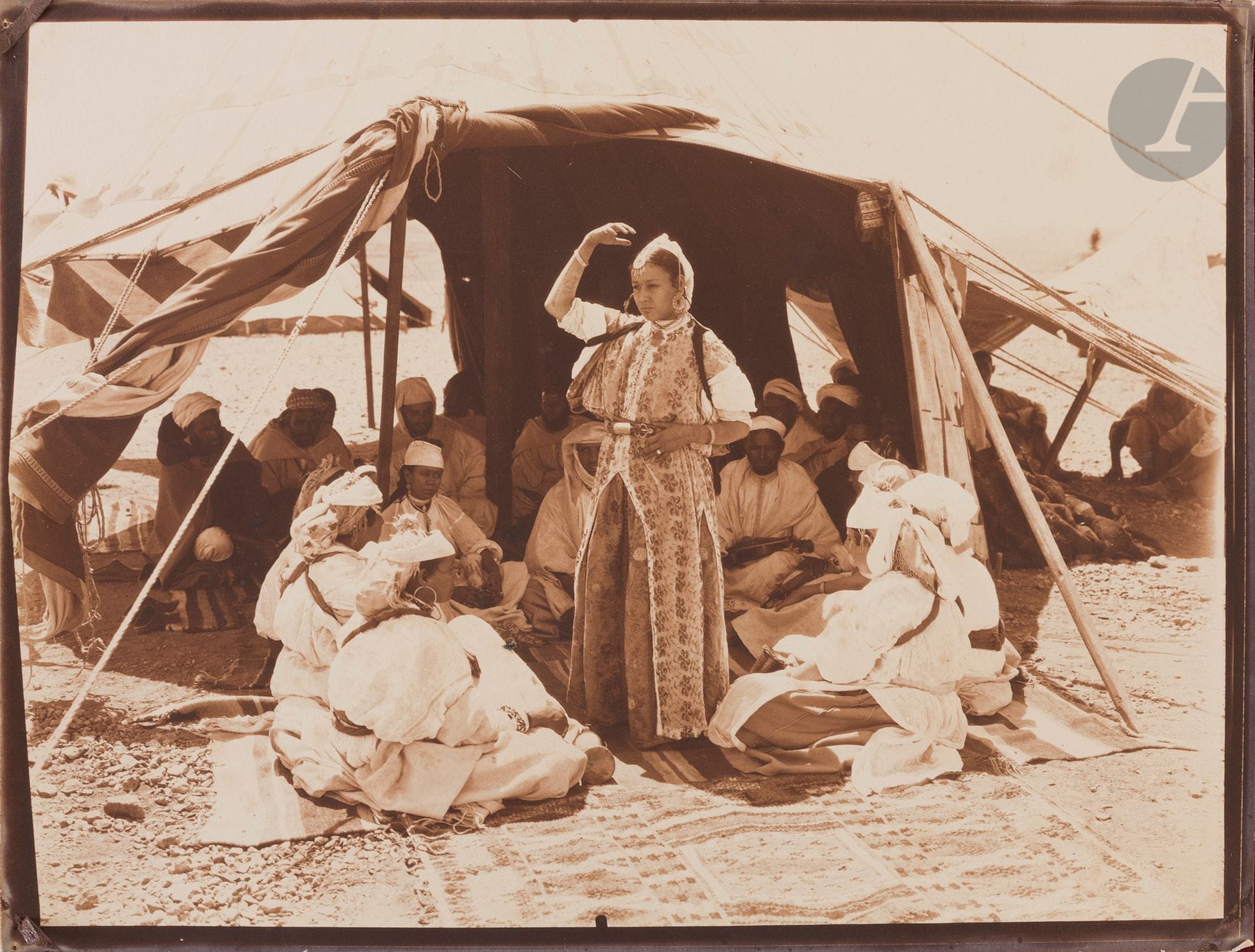 Photo Félix - Ivor R. Richman et divers
Maroc, c. 1920-1960.
Marrakech. Souks. Mosquée Koutoubia. Ménara. Remparts. Bab Agnaou. Atlas. Palmeraie. Tatoueuse de henné. Tombeaux saadiens. Hôpital. Médersa. Jardins de l’Agdal. Mosquée. Fontaine. Palais de la Bahia. Campements. Minaret. Tiznit.
40 épreuves argentiques d’époque. Quelques annotations manuscrites et tampons de photographes, dates aux versos.
Formats : de 21,5 x 16,3 à 31 x 20 cm

40 vintage gelatin silver prints, some annotations, dates and stamps on verso